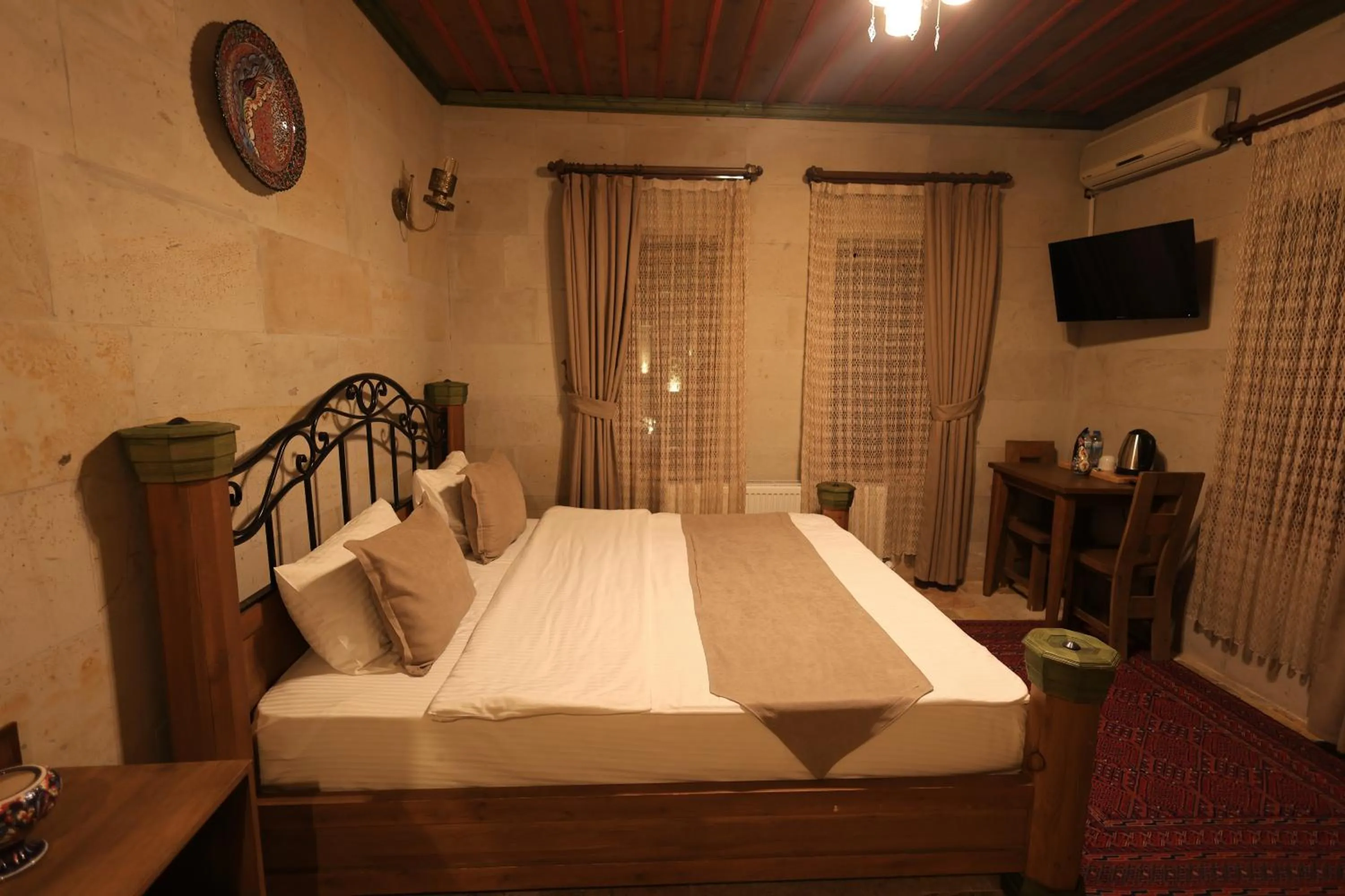Communal lounge/ TV room, Bed in Katapa Stone House