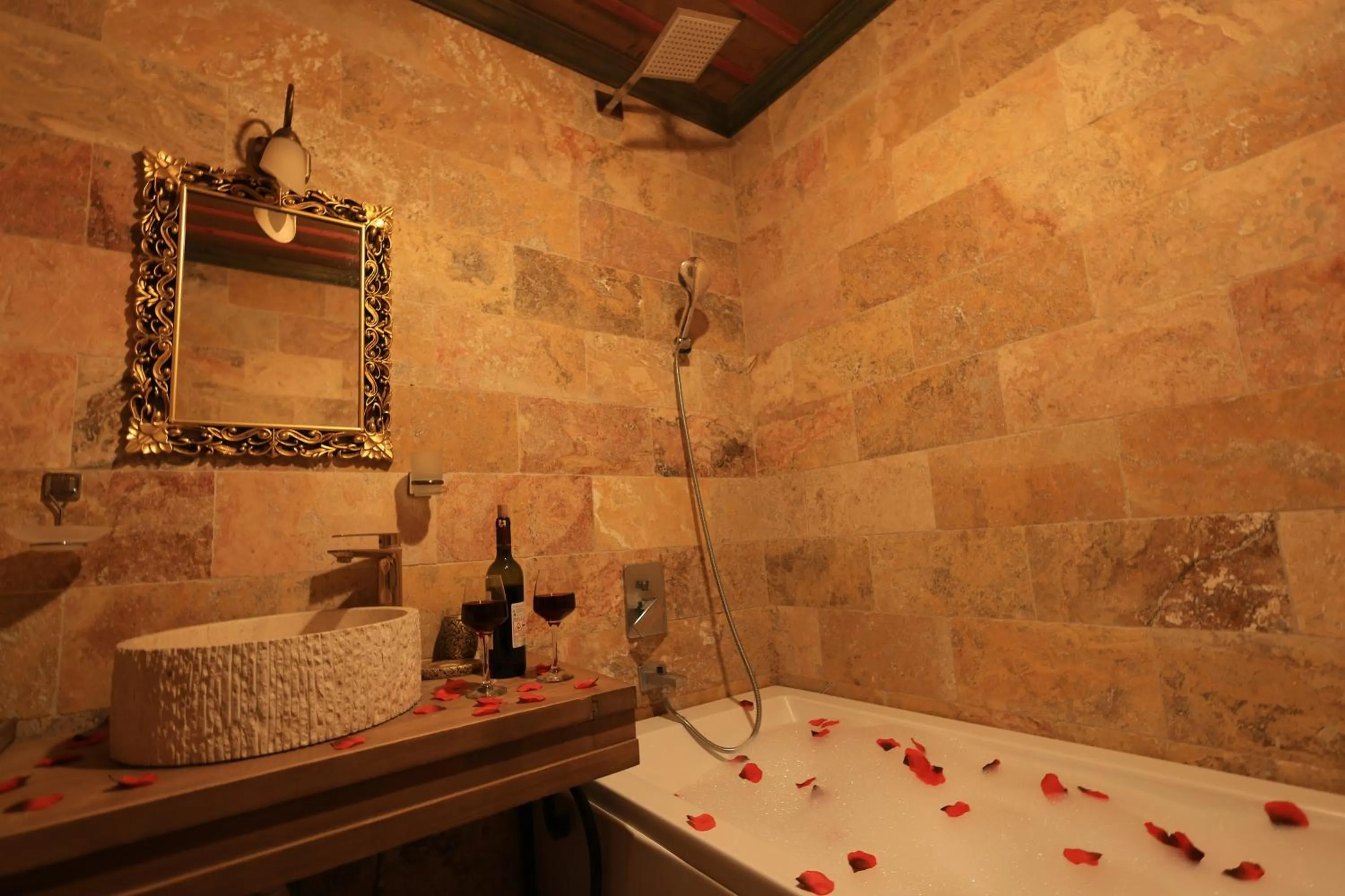 Hot Tub in Katapa Stone House