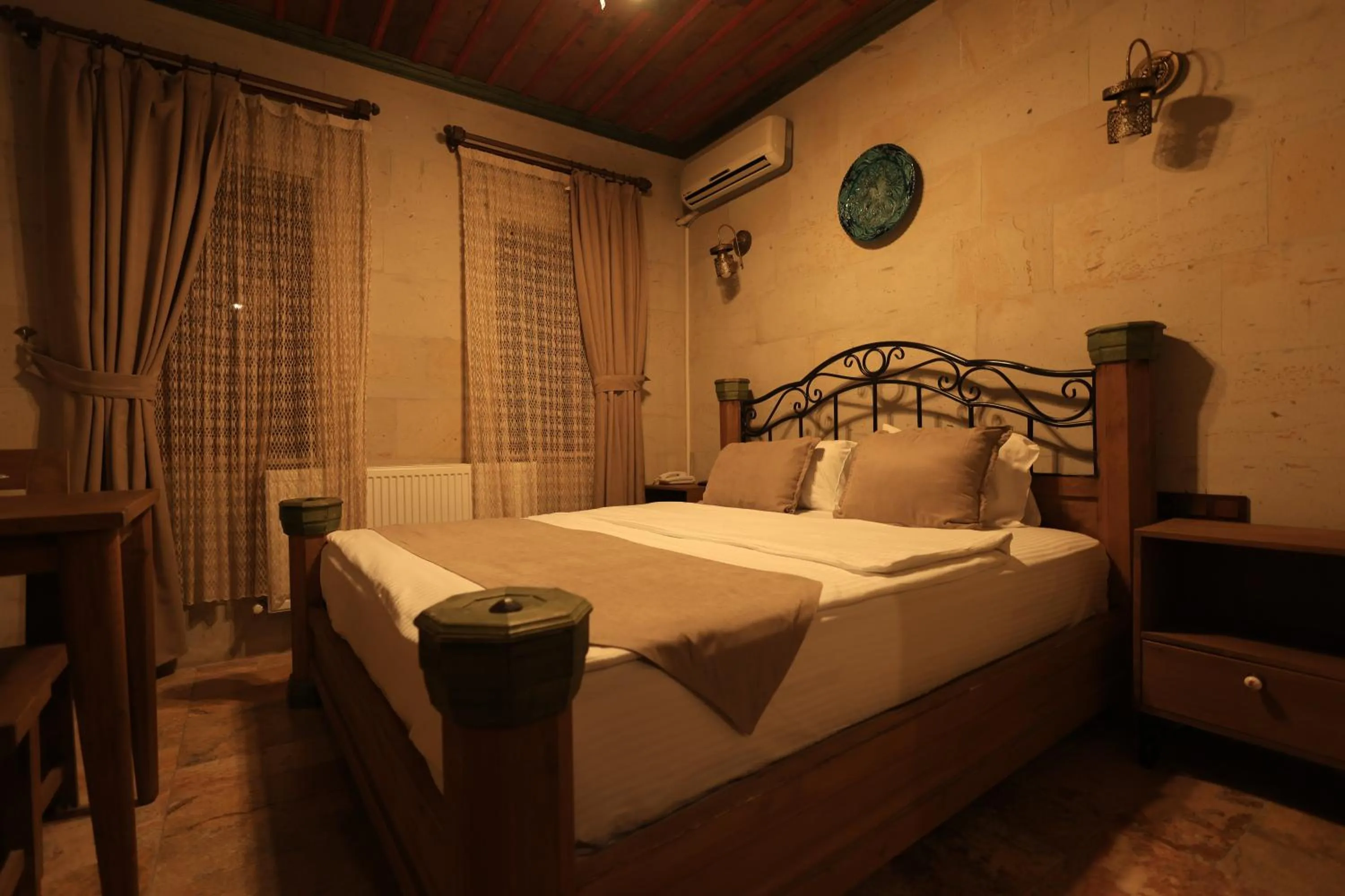 Bedroom, Bed in Katapa Stone House