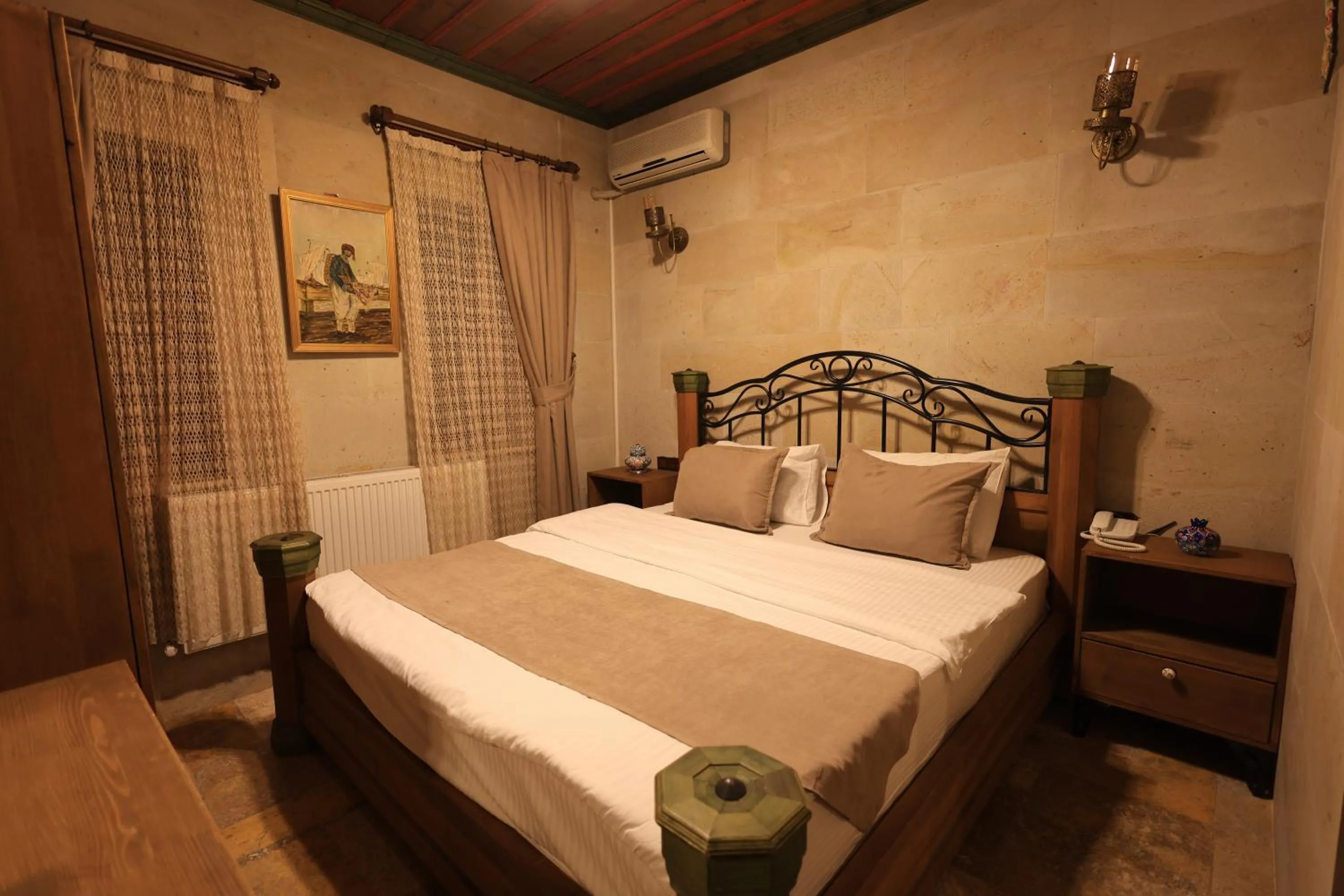 Bedroom, Bed in Katapa Stone House