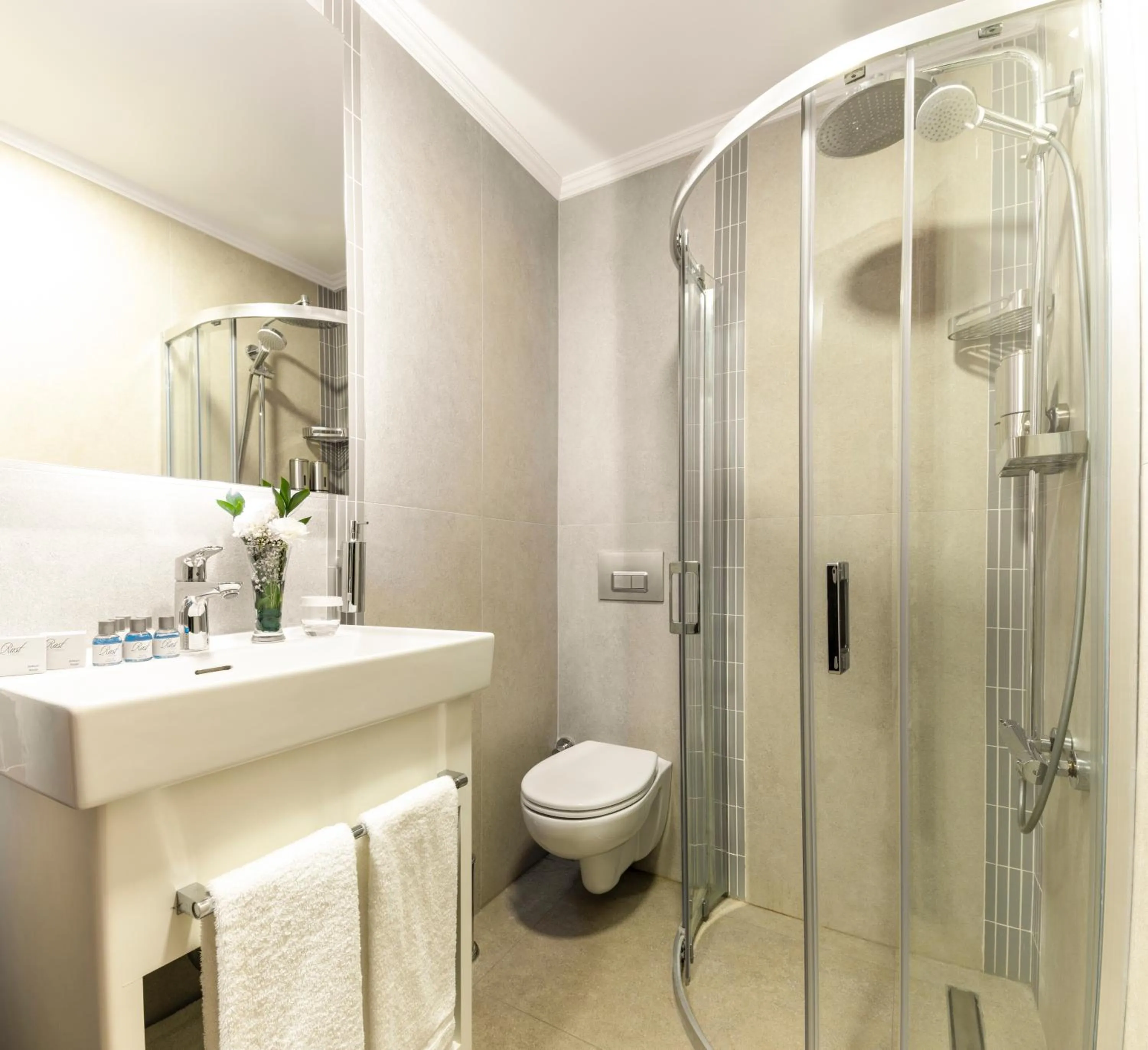 Shower in Rast Hotel Sultanahmet