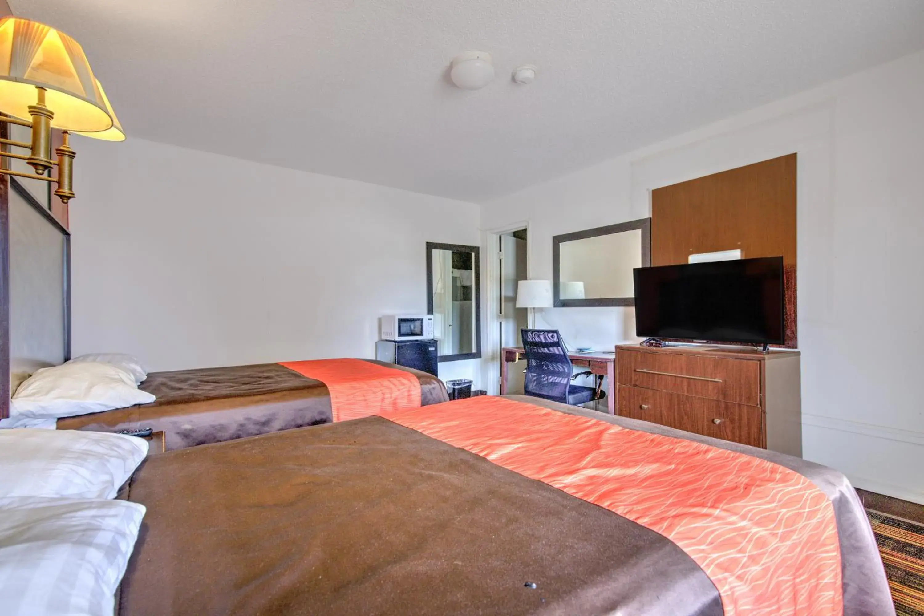 Bedroom, Bed in OYO Palm Leaf Motel Bedroom, Bed in OYO Palm Leaf Motel