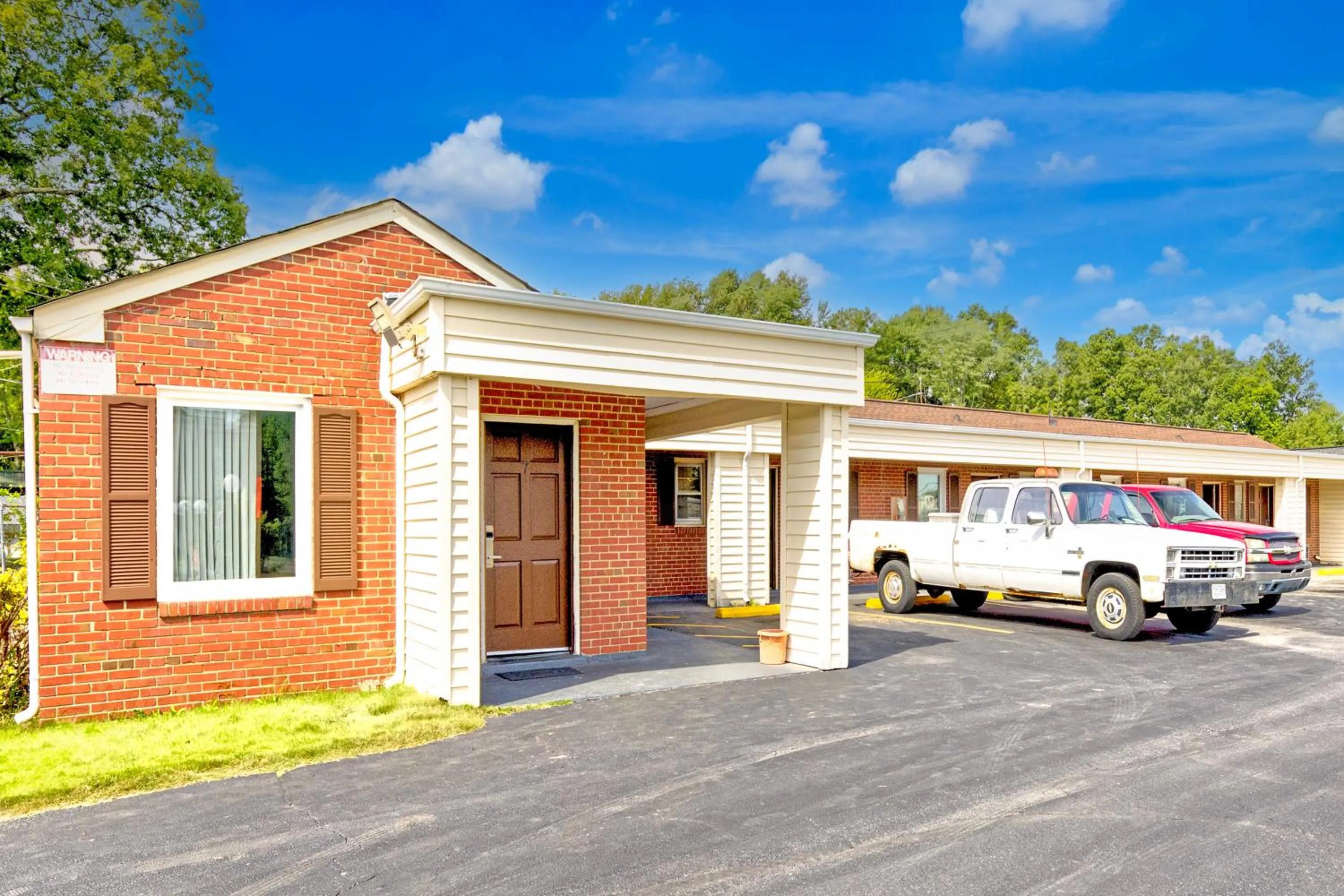 Parking in OYO Palm Leaf Motel