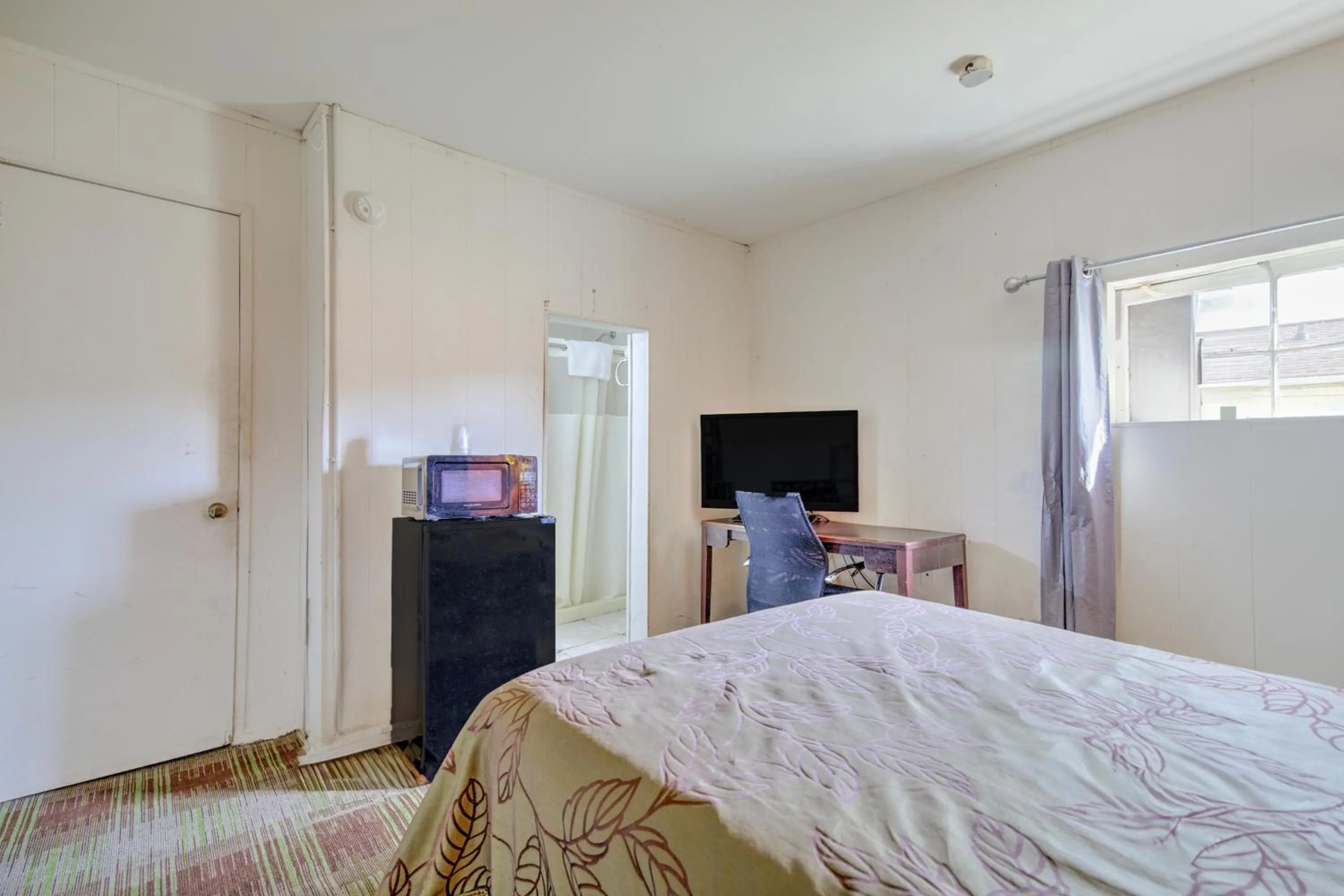 Bedroom, Bed in OYO Palm Leaf Motel