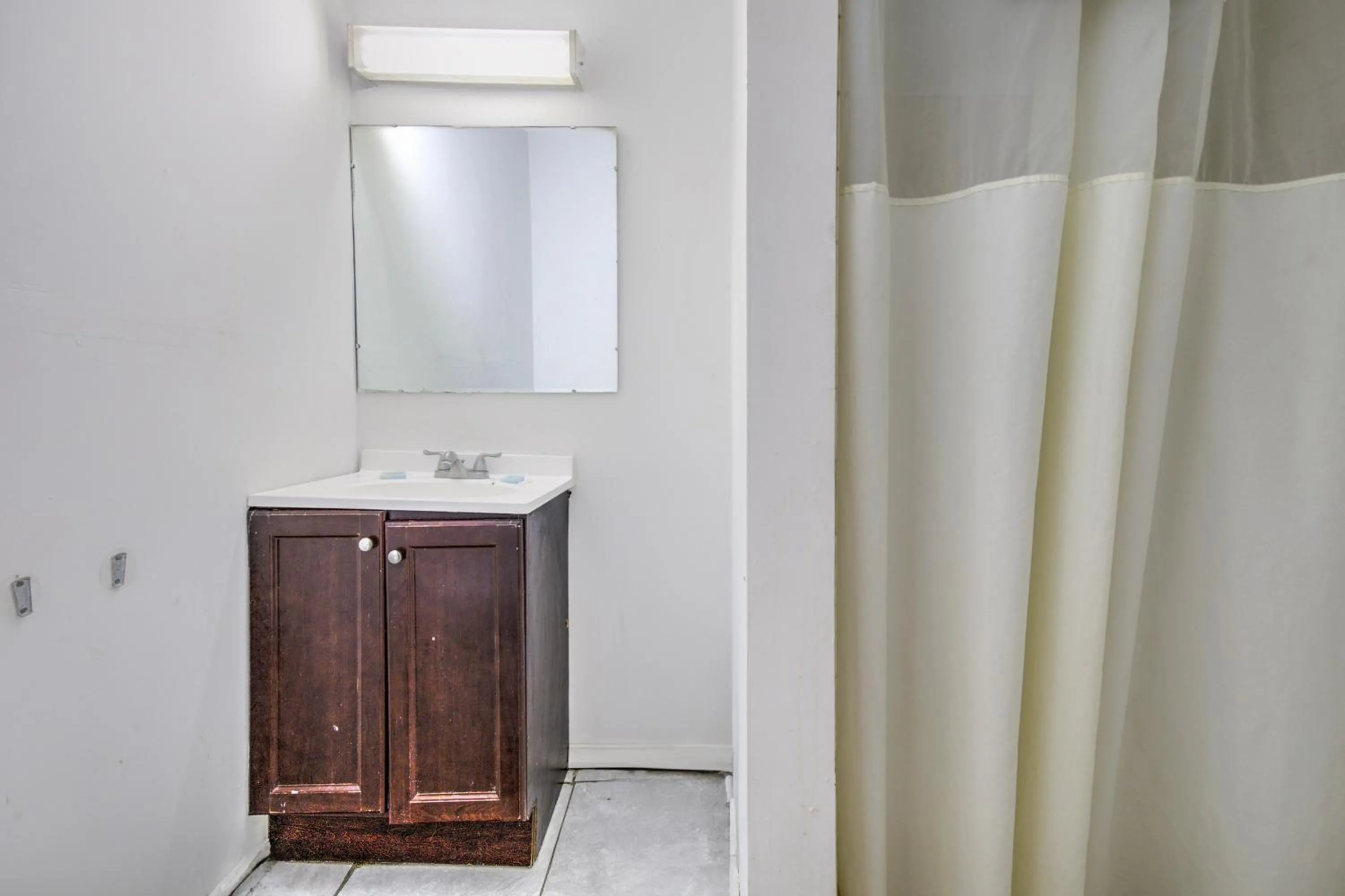 Bathroom in OYO Palm Leaf Motel