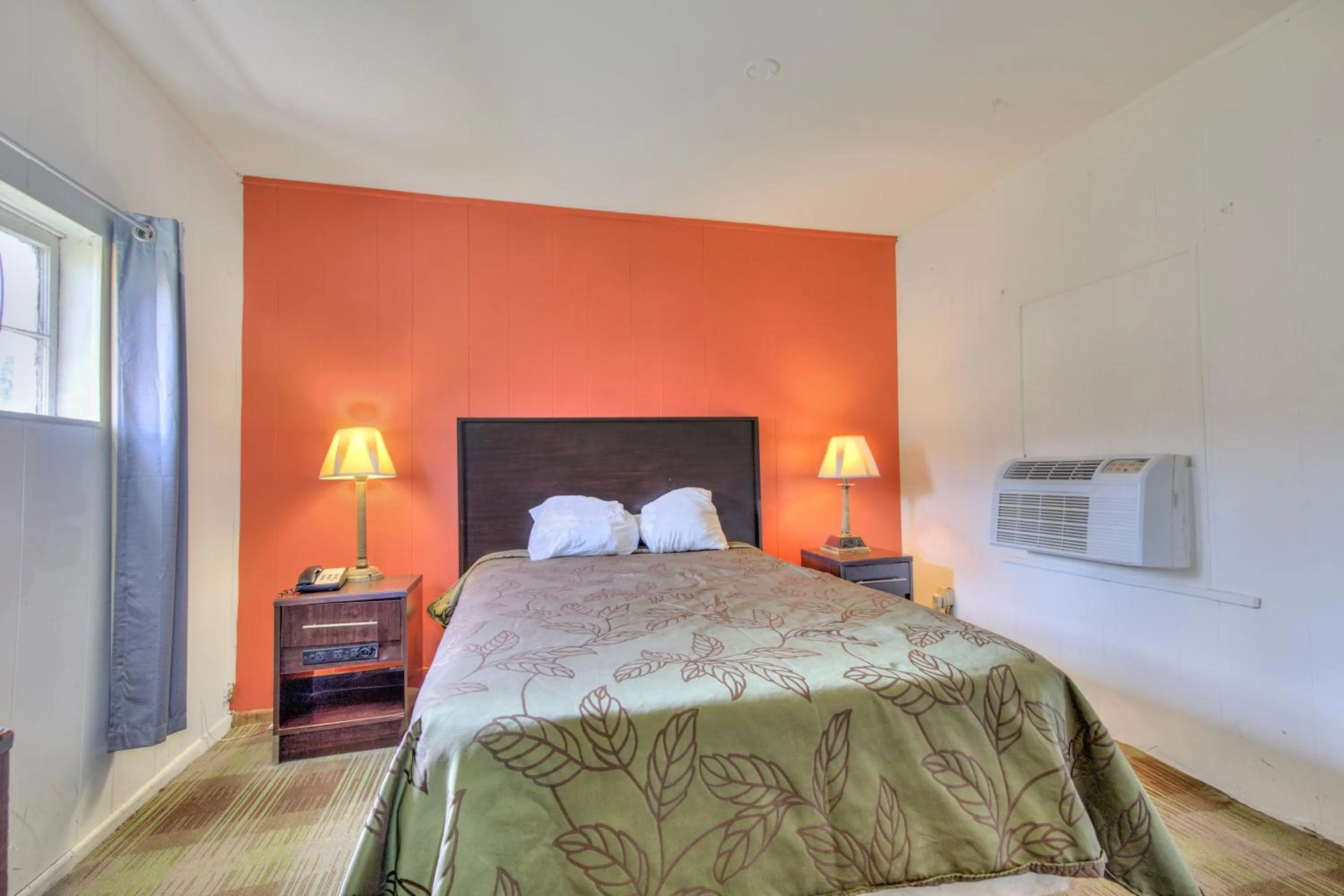 Bedroom, Bed in OYO Palm Leaf Motel