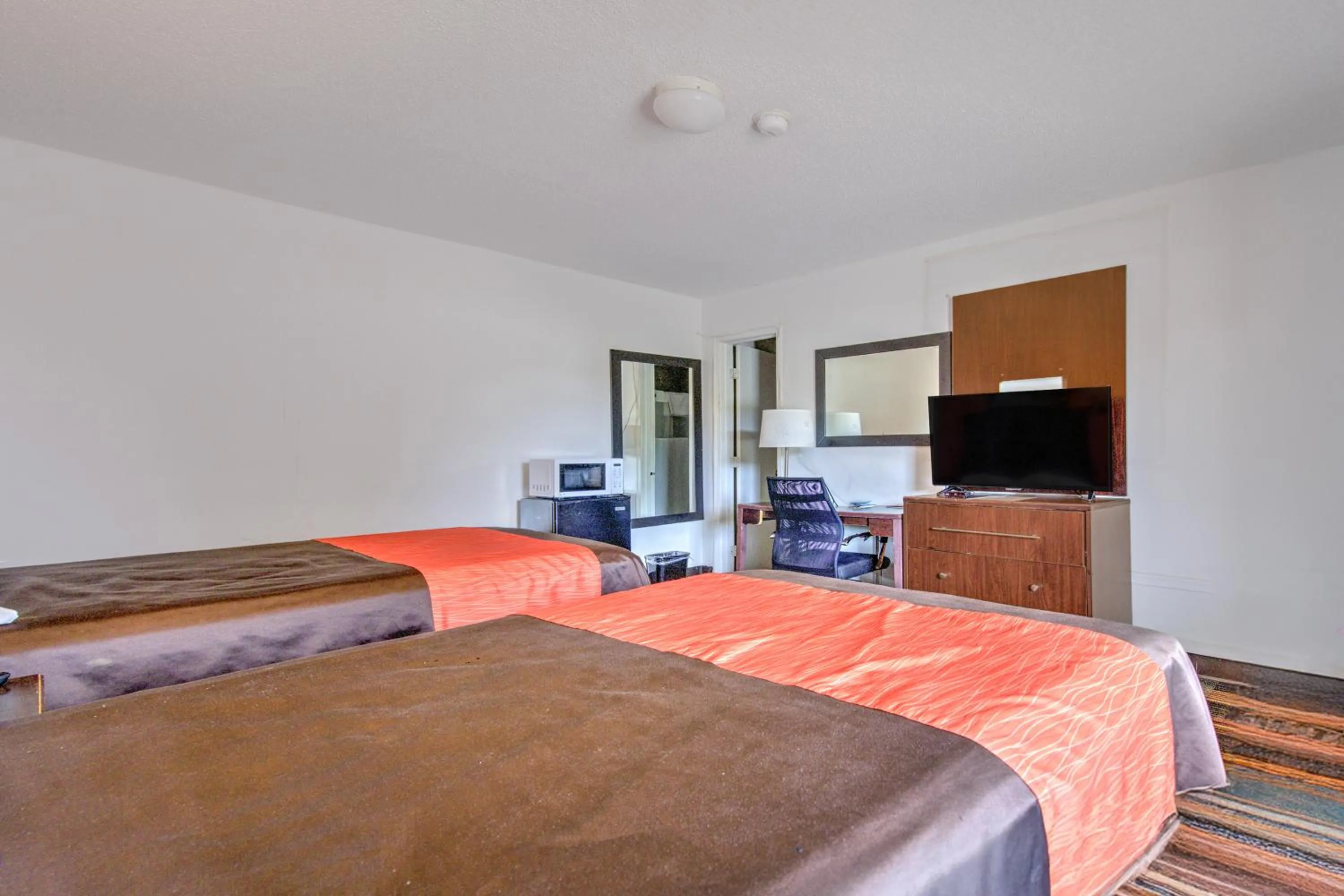 Bedroom, Bed in OYO Palm Leaf Motel