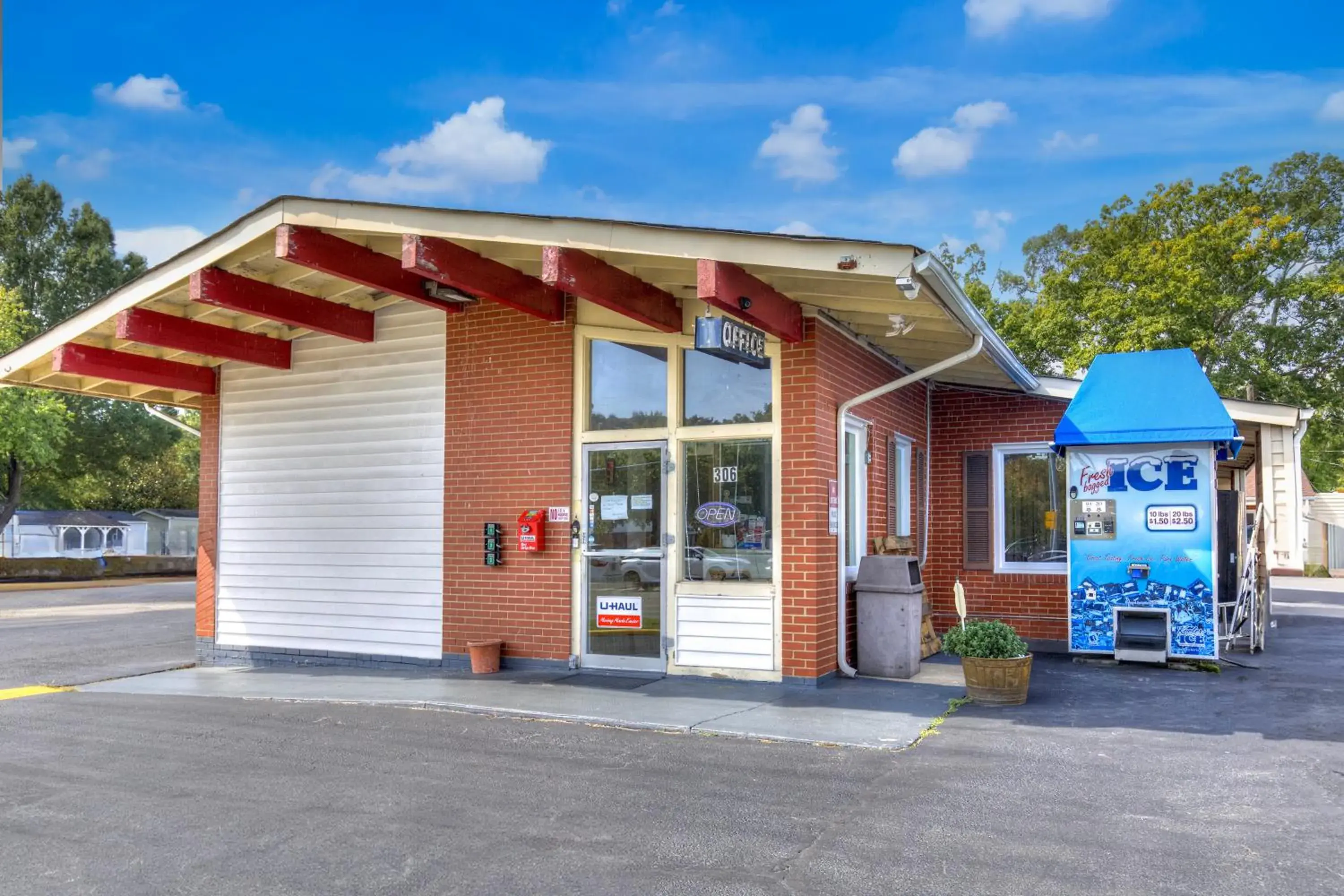 Lobby or reception in OYO Palm Leaf Motel Lobby or reception in OYO Palm Leaf Motel
