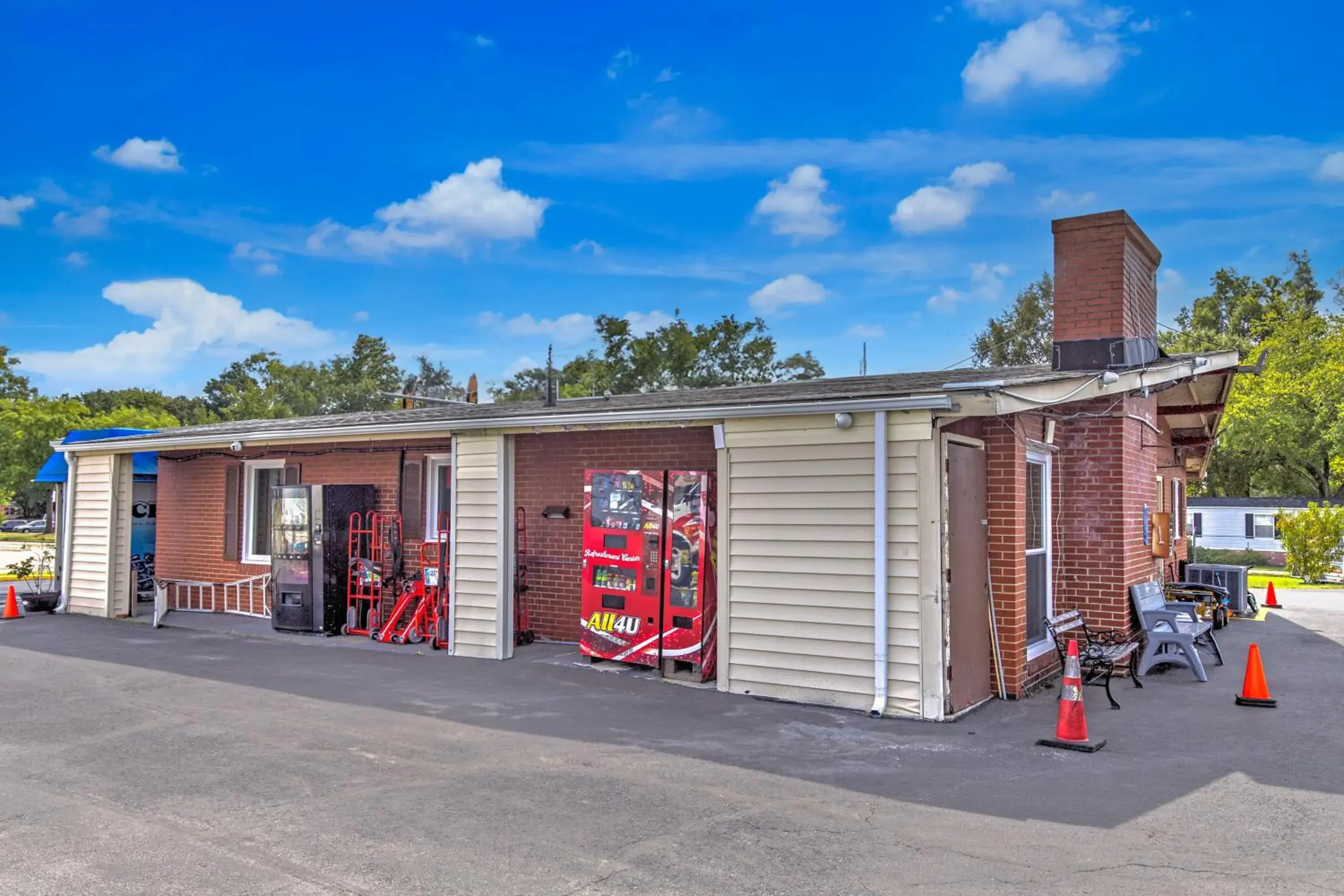 Facade/entrance in OYO Palm Leaf Motel Facade/entrance in OYO Palm Leaf Motel