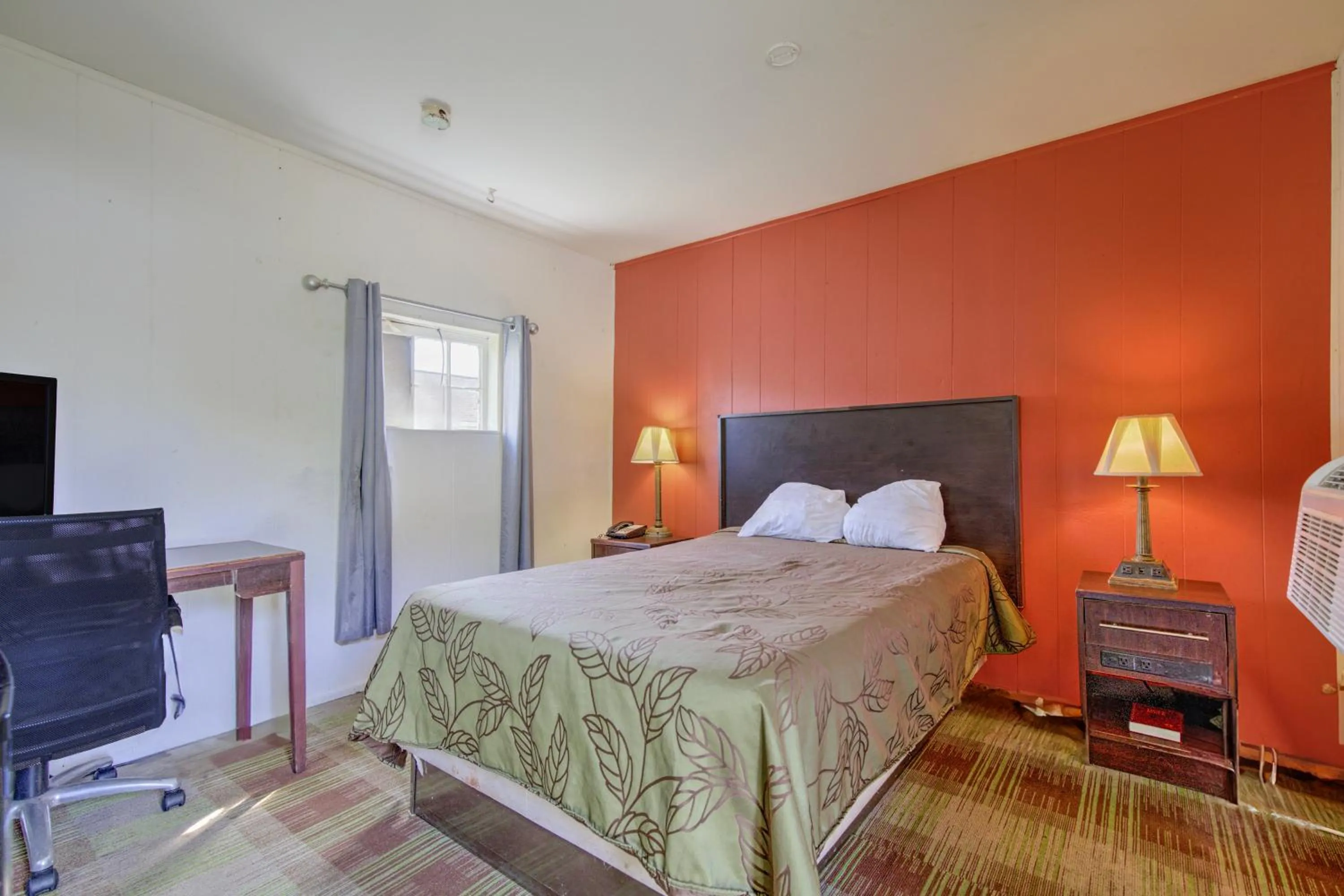 Bedroom, Bed in OYO Palm Leaf Motel