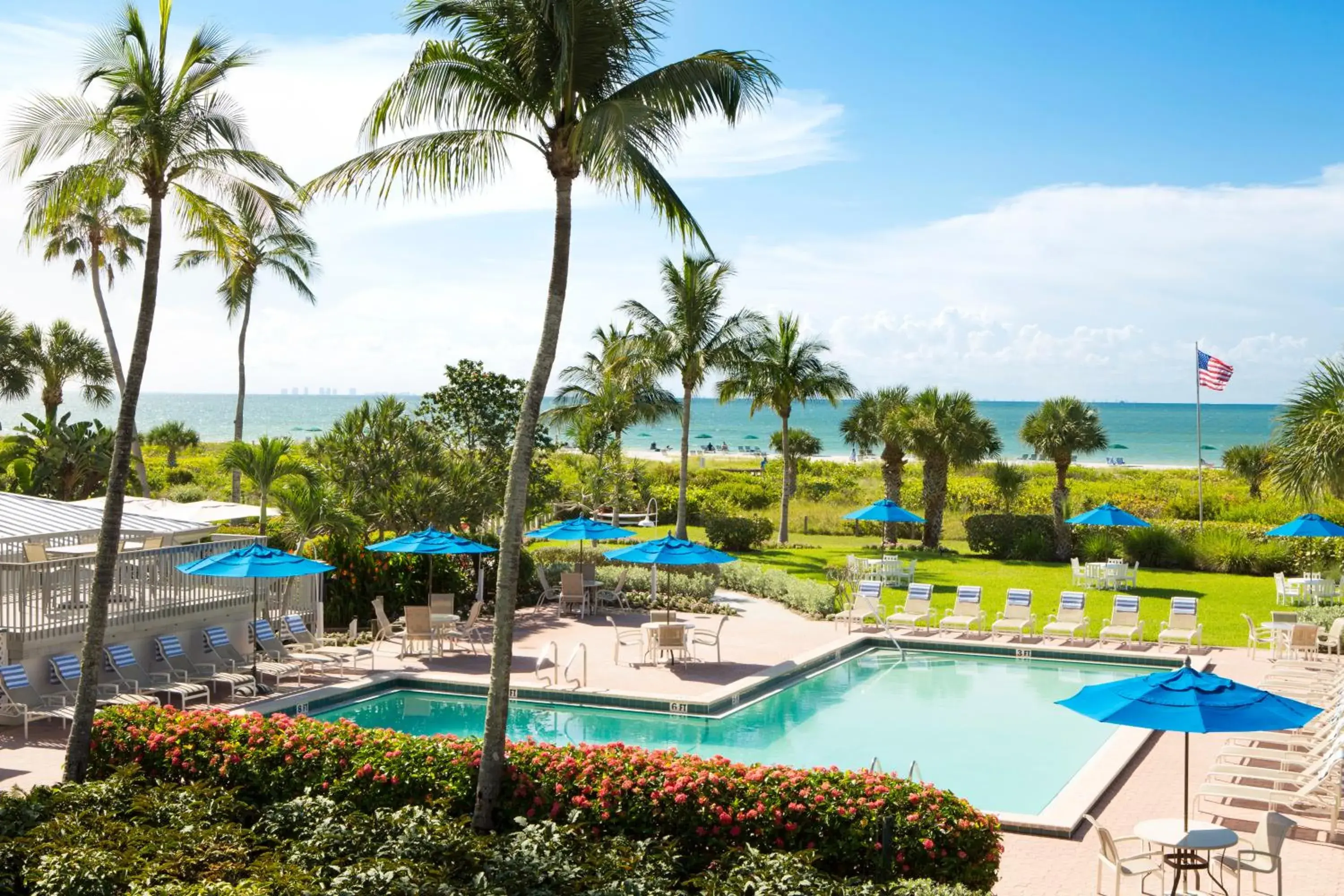 Pool view in Sanibel Inn Pool view in Sanibel Inn