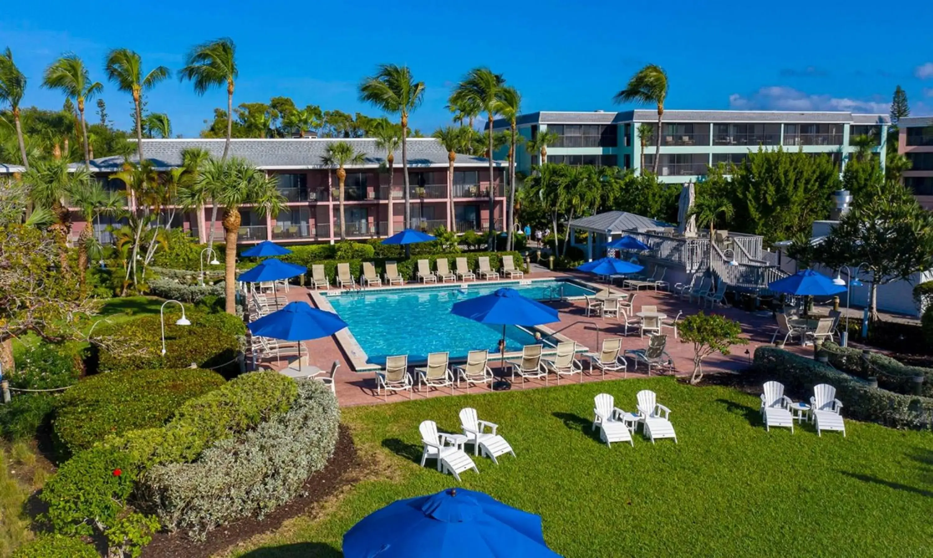 Property building in Sanibel Inn Property building in Sanibel Inn