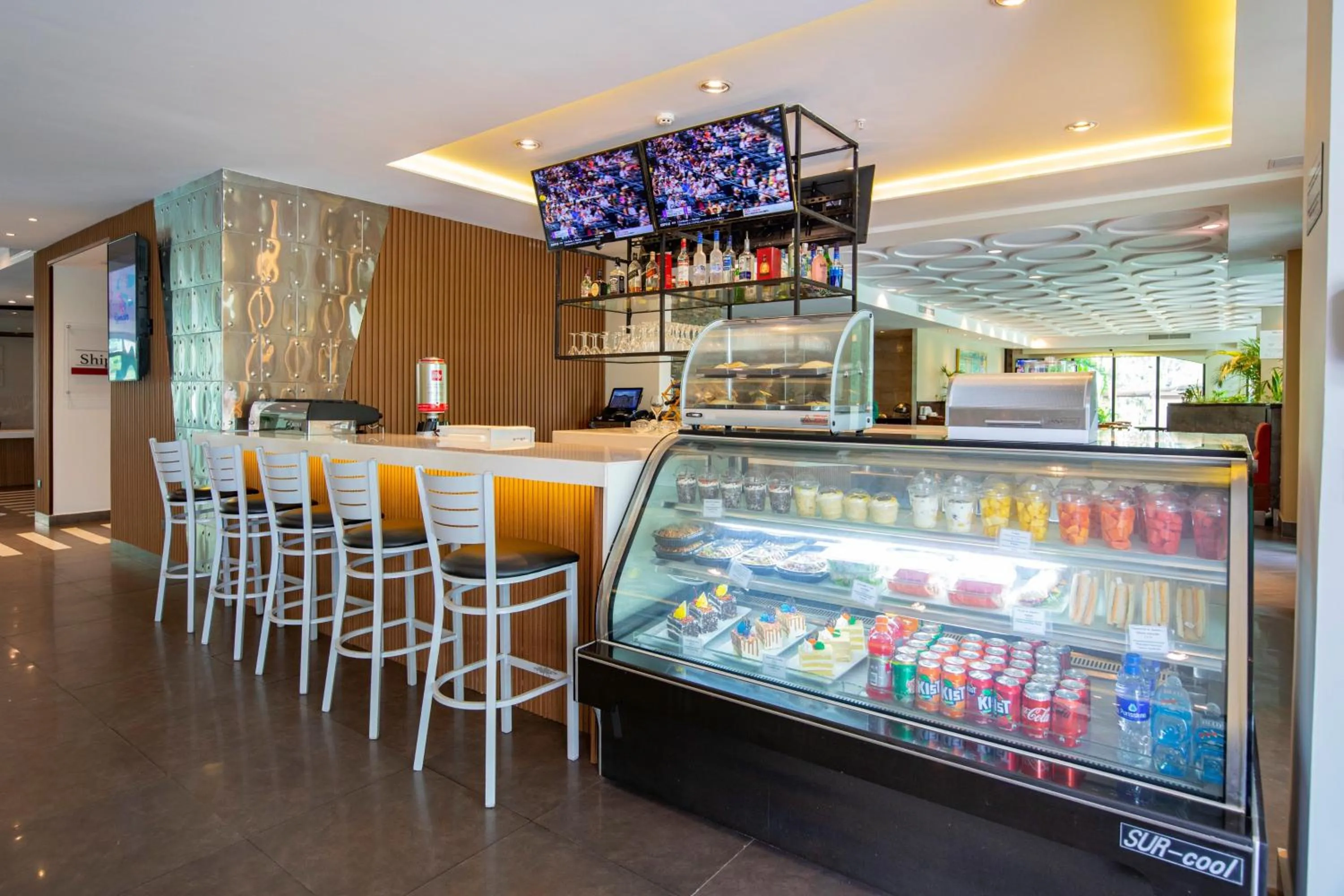 Lounge or bar in Holiday Inn Panama Canal by IHG