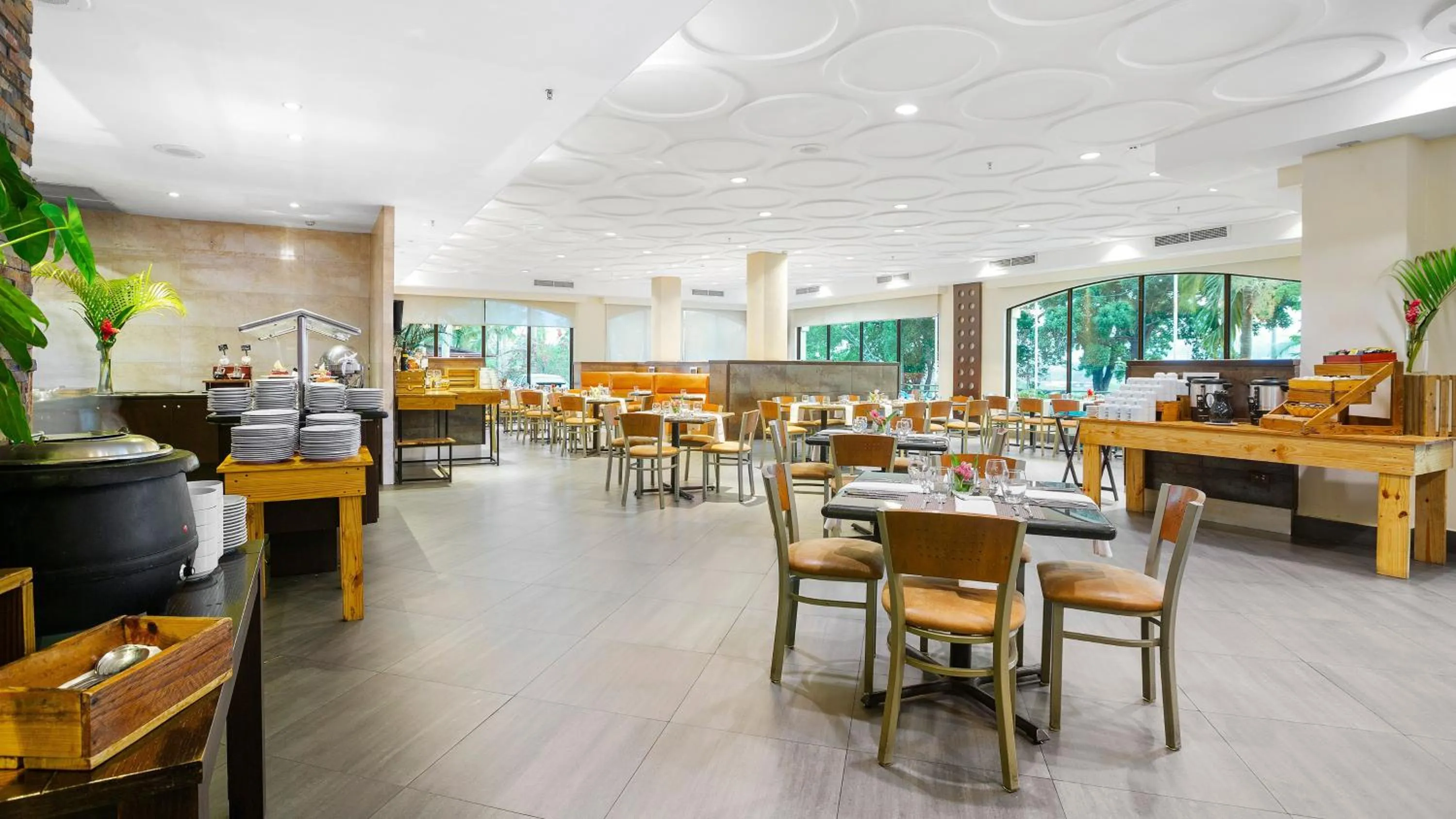 Restaurant/places to eat in Holiday Inn Panama Canal by IHG