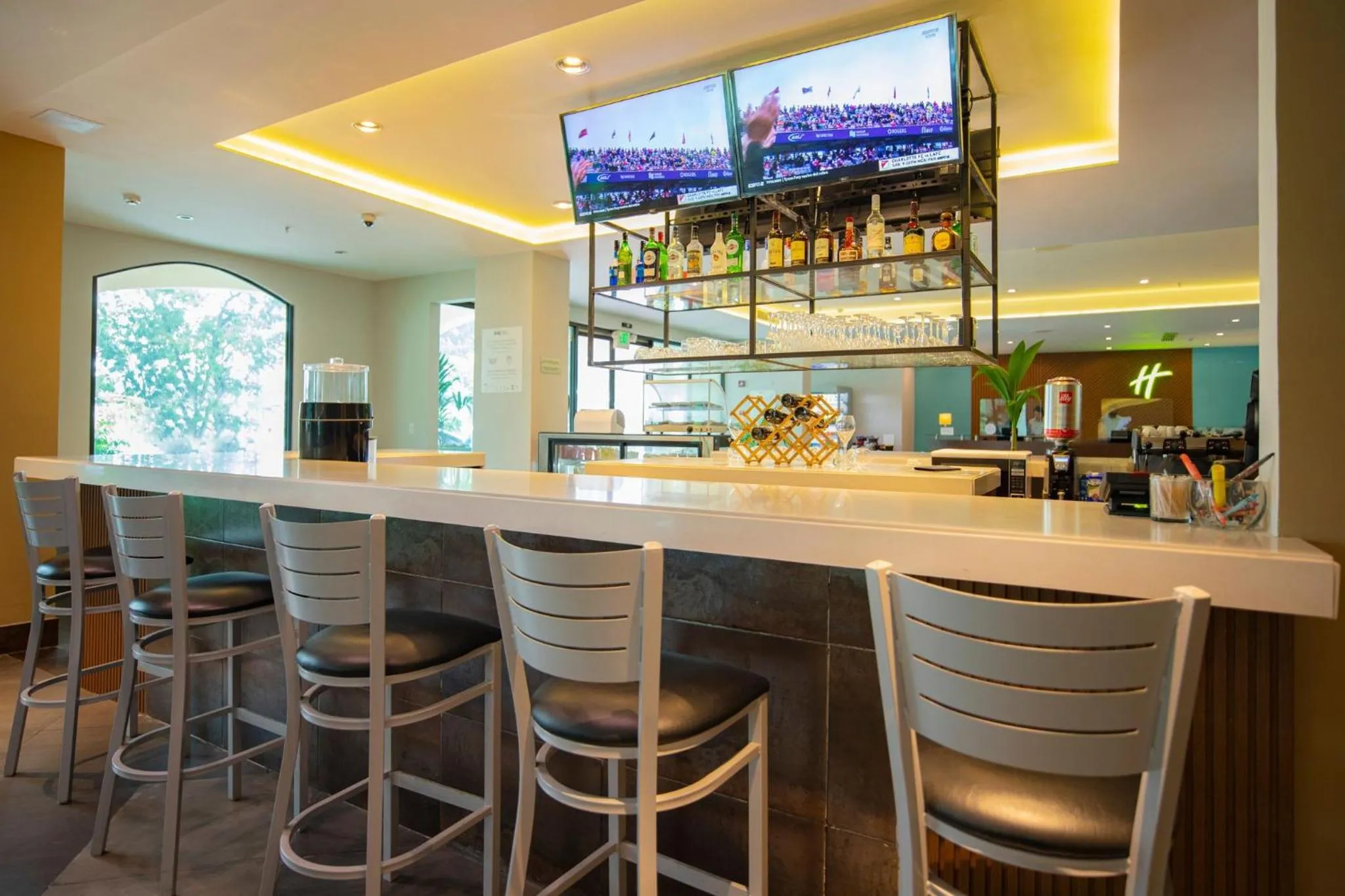 Lounge or bar in Holiday Inn Panama Canal by IHG