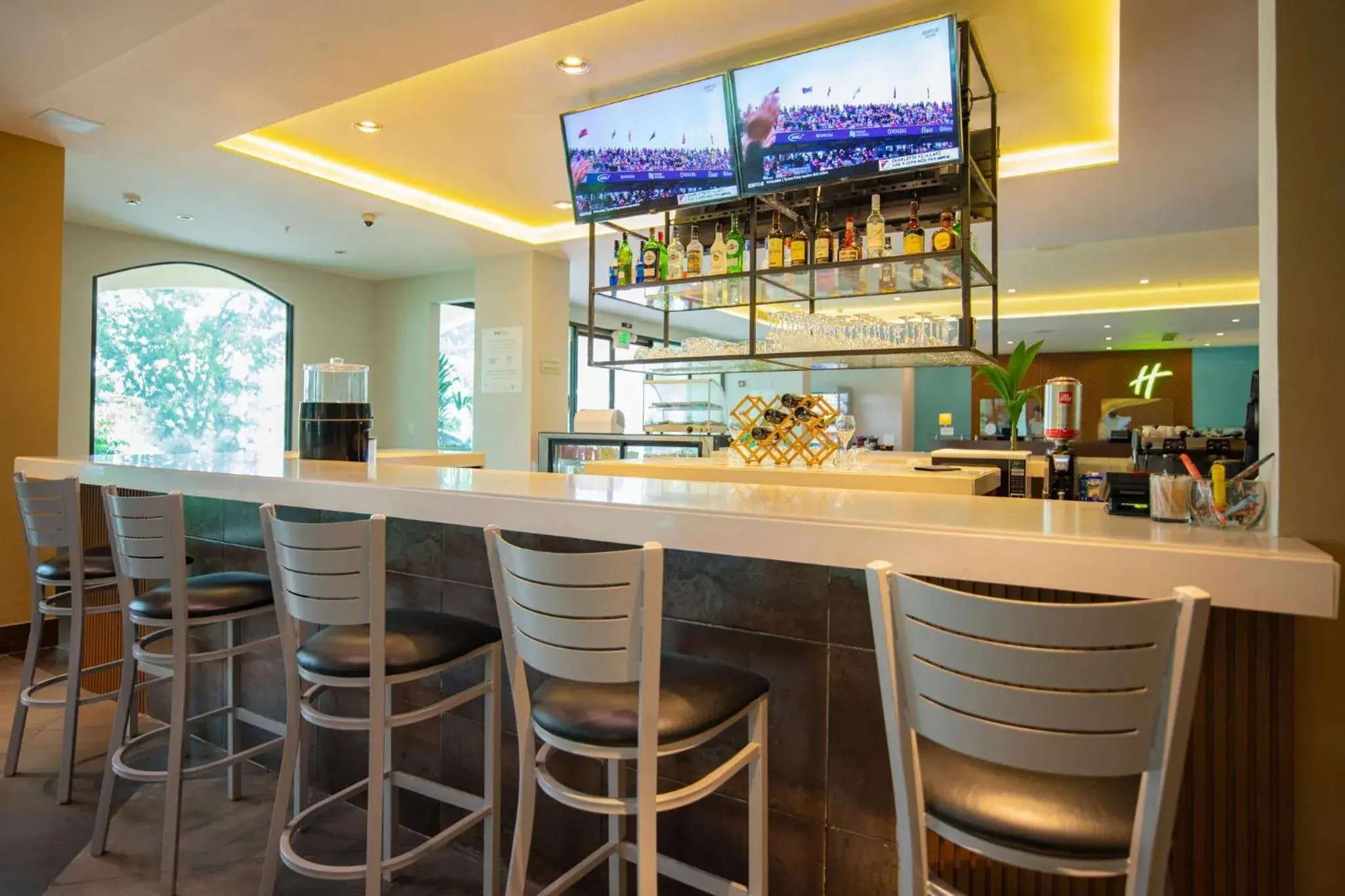 Lounge or bar in Holiday Inn Panama Canal by IHG Lounge or bar in Holiday Inn Panama Canal by IHG