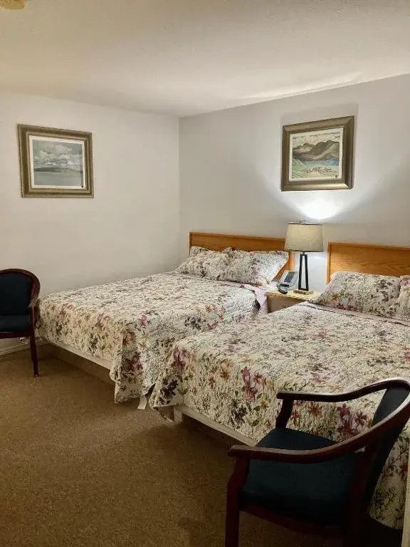 Queen Room with Two Queen Beds in Motel 99 Queen Room with Two Queen Beds in Motel 99
