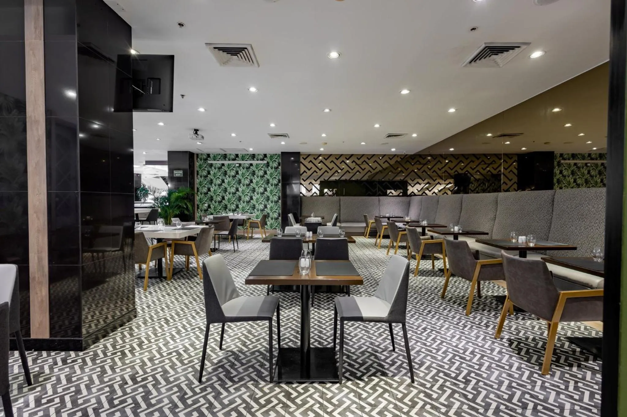 Restaurant/places to eat in Crowne Plaza Panama by IHG