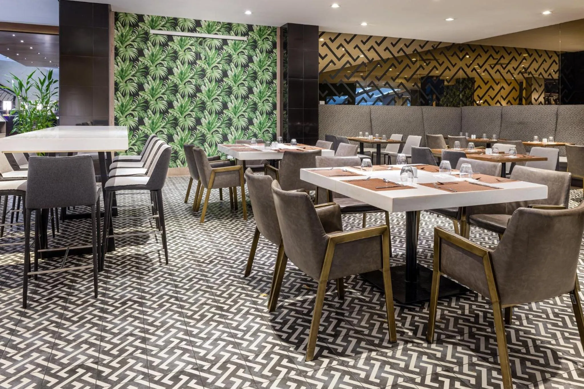 Restaurant/places to eat in Crowne Plaza Panama by IHG