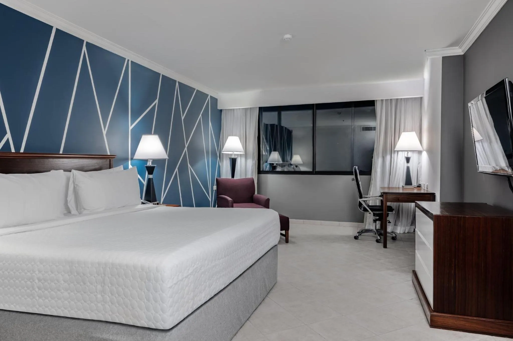 Photo of the whole room, Bed in Crowne Plaza Panama by IHG