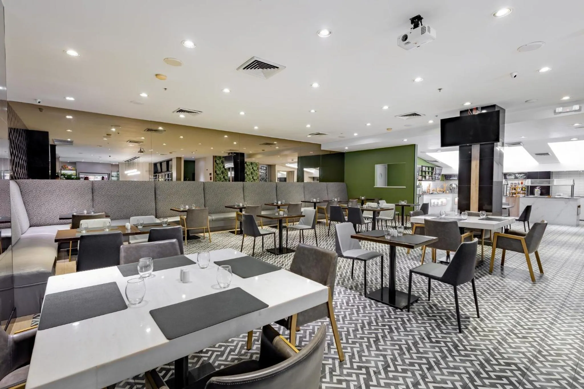 Restaurant/places to eat in Crowne Plaza Panama by IHG