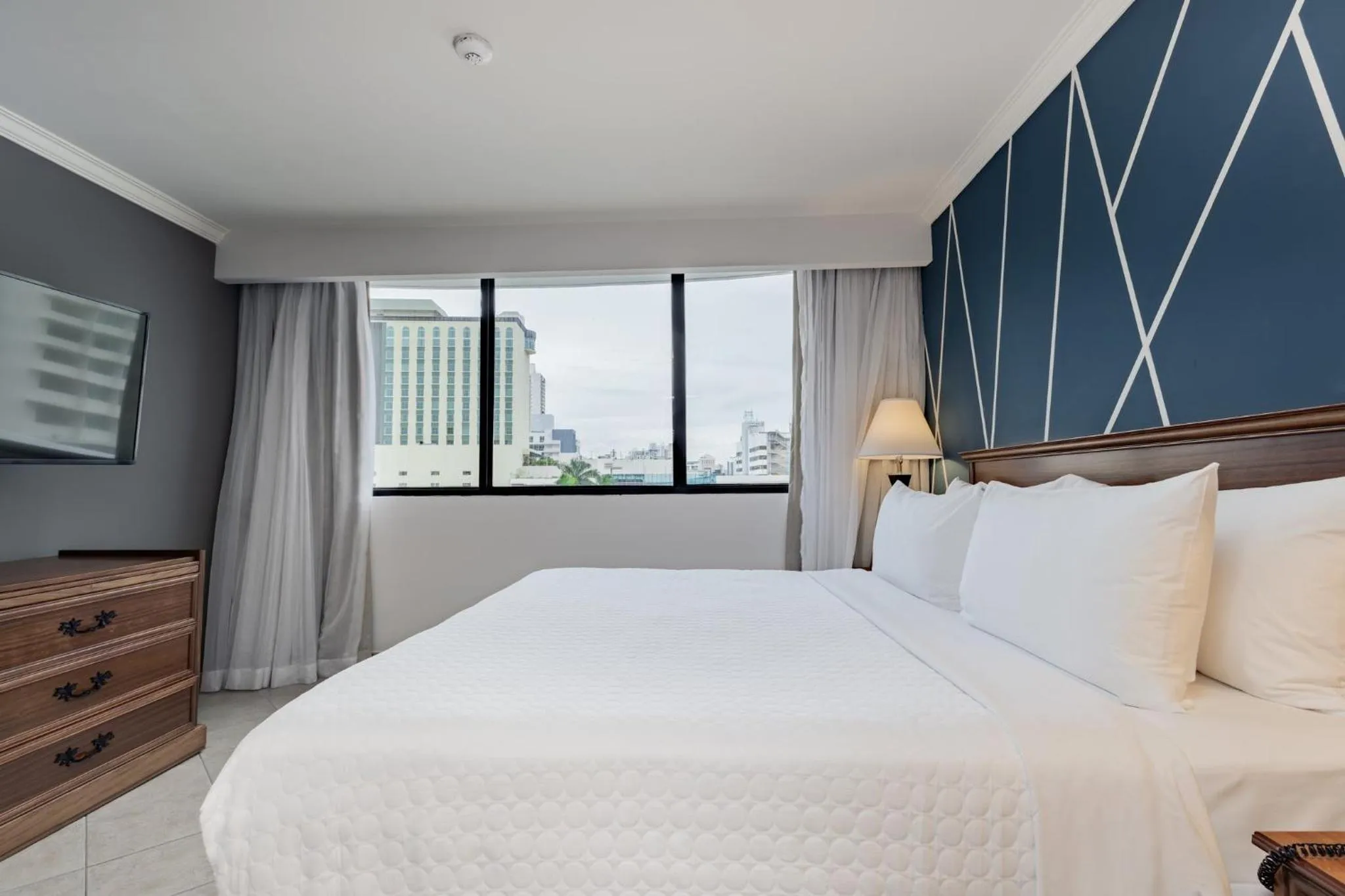 Photo of the whole room, Bed in Crowne Plaza Panama by IHG