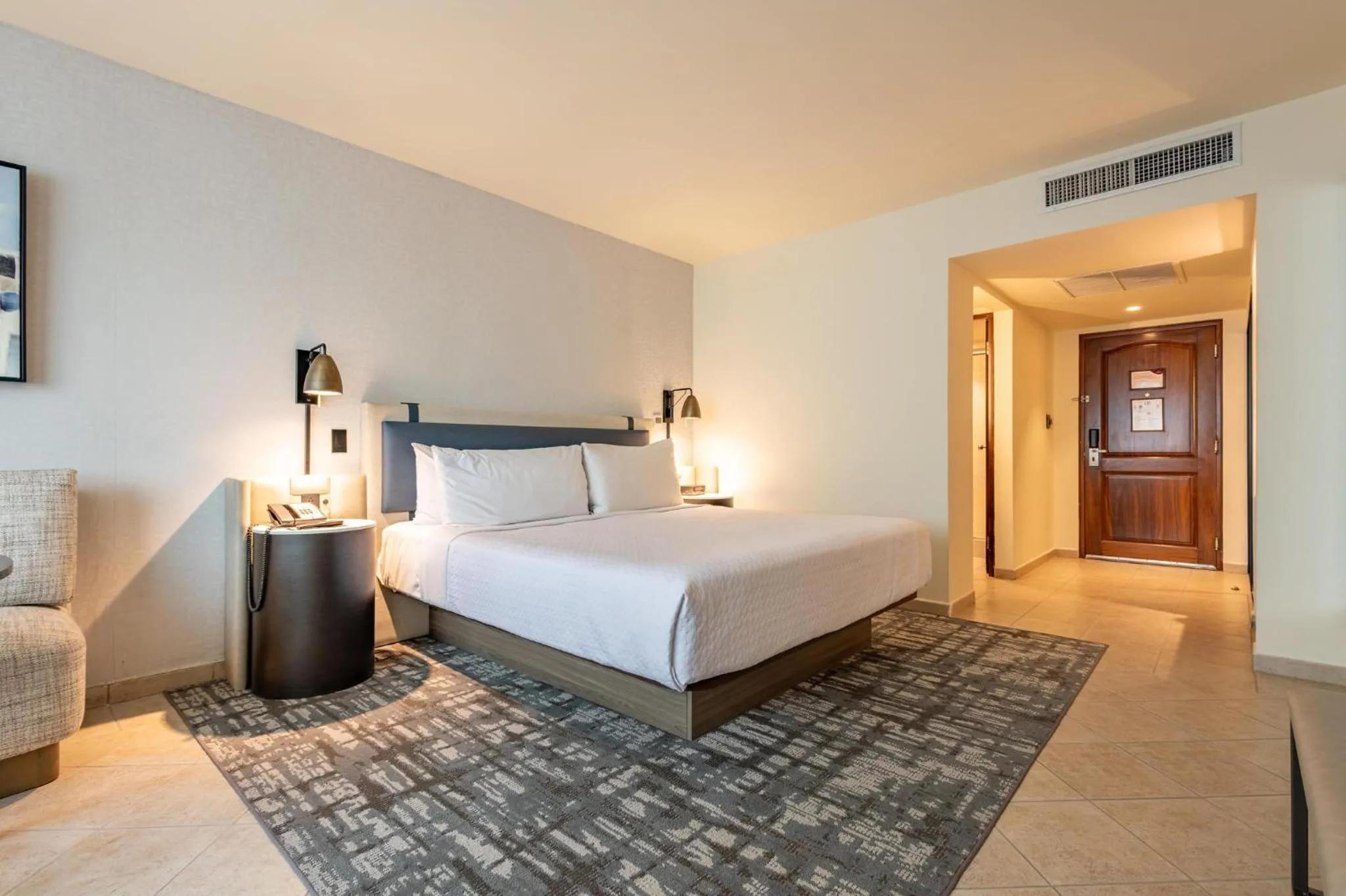 Photo of the whole room, Bed in Crowne Plaza Panama by IHG