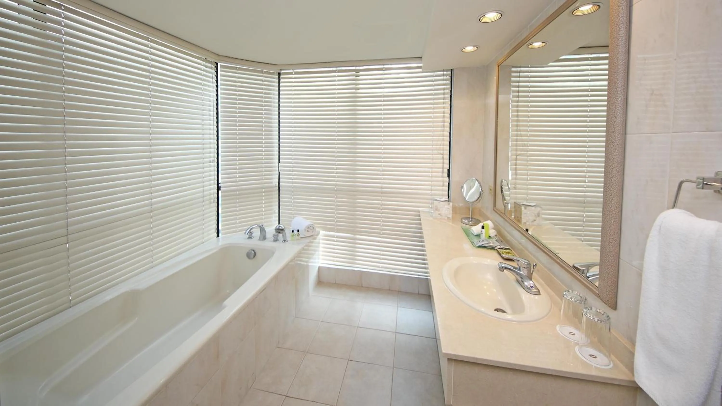 Photo of the whole room in Intercontinental Miramar Panama by IHG