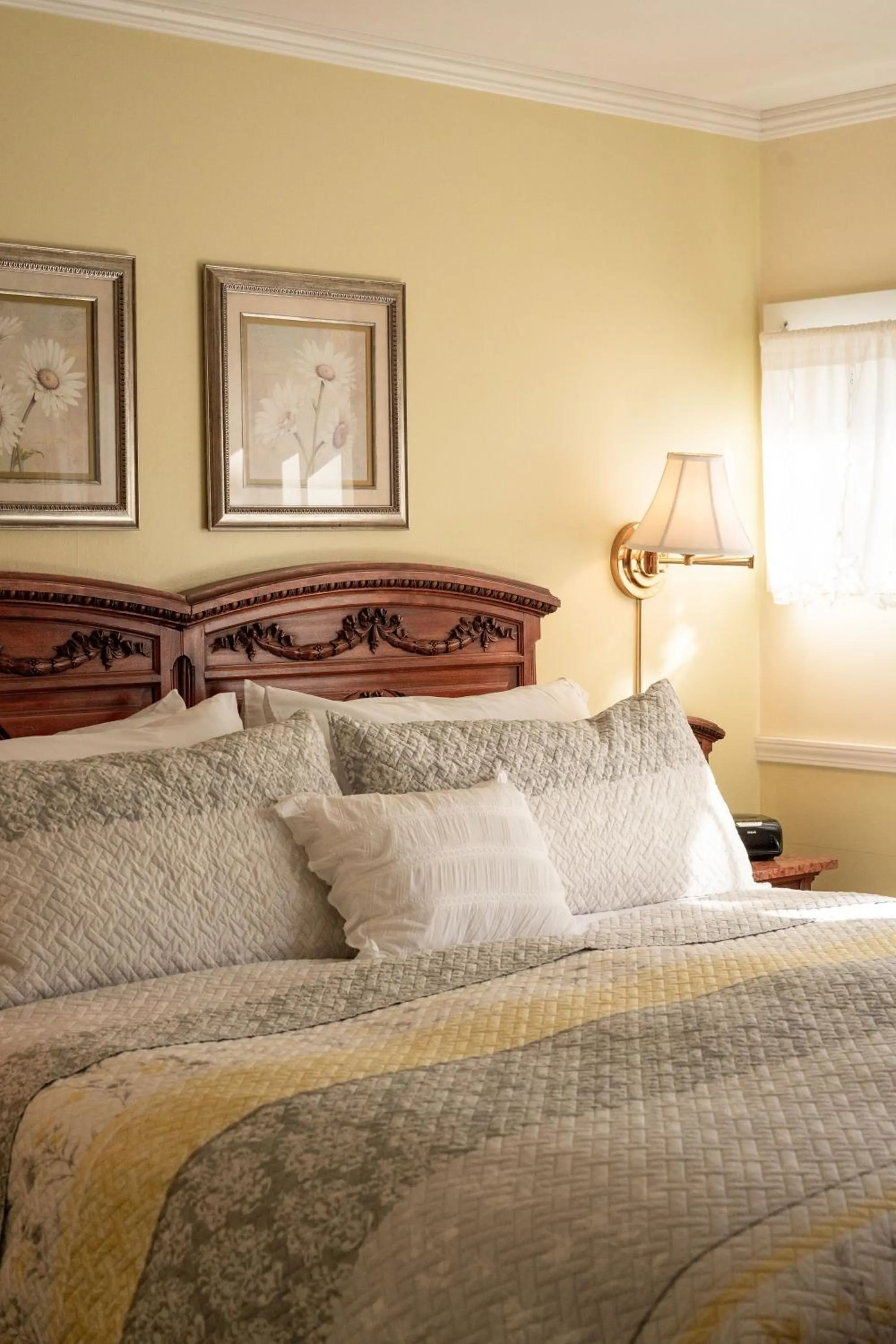 Bed in Headlands Inn Bed and Breakfast