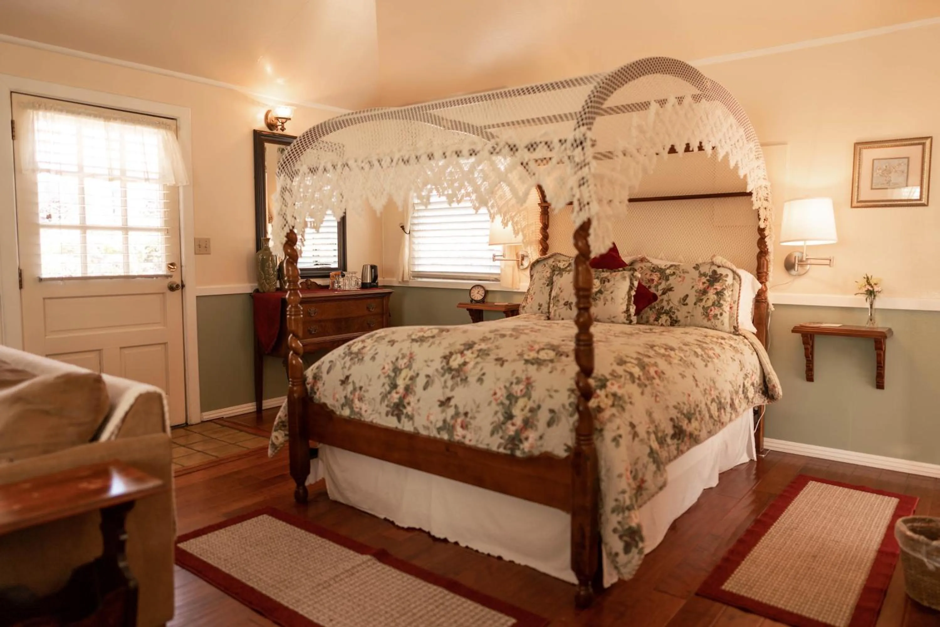 Bed in Headlands Inn Bed and Breakfast