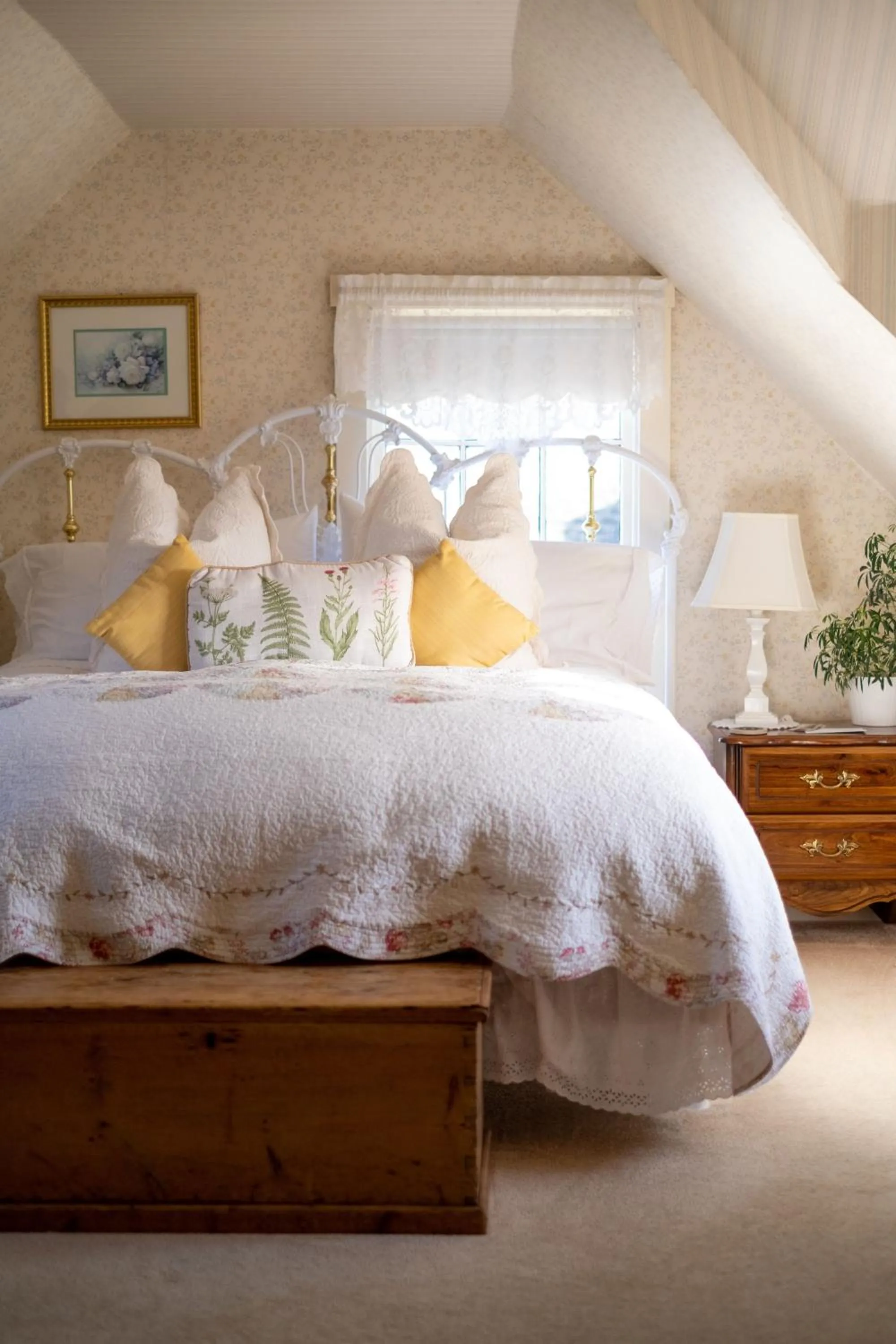 Bed in Headlands Inn Bed and Breakfast