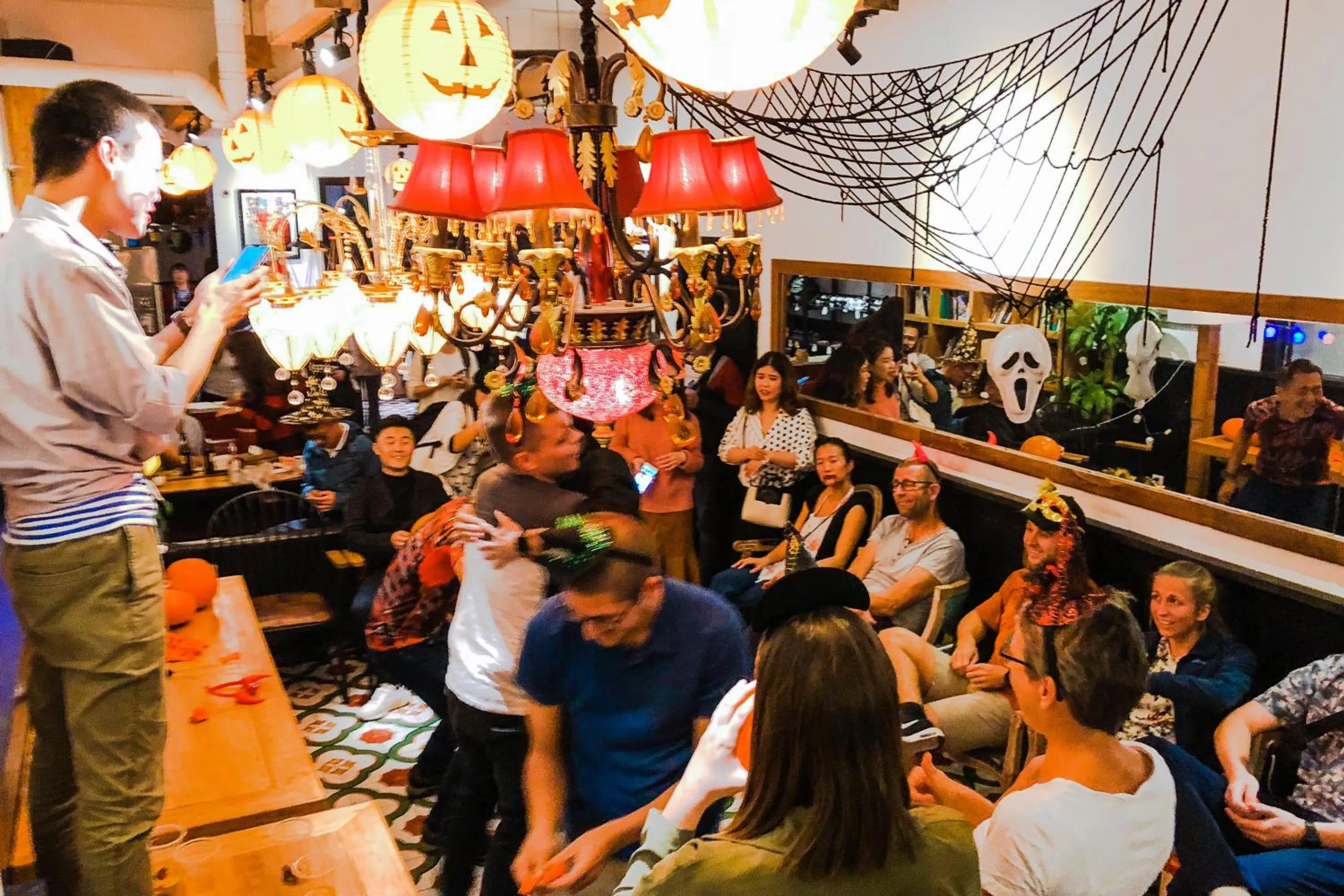 Evening entertainment in Chengdu Flipflop Hostel Poshpacker (Chunxi Road Metro Station)