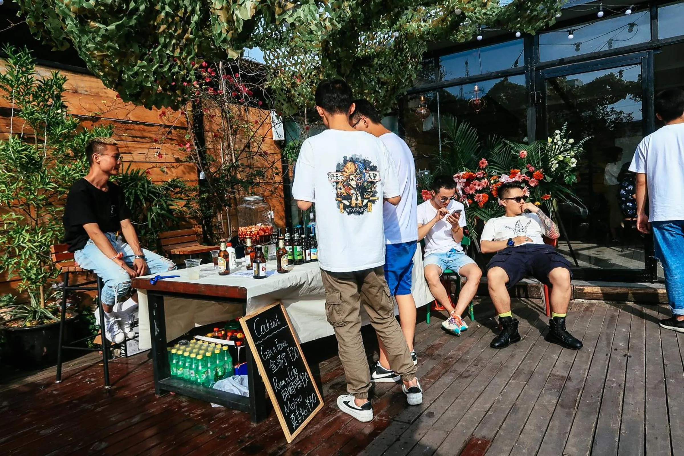 Garden in Chengdu Flipflop Hostel Poshpacker (Chunxi Road Metro Station)