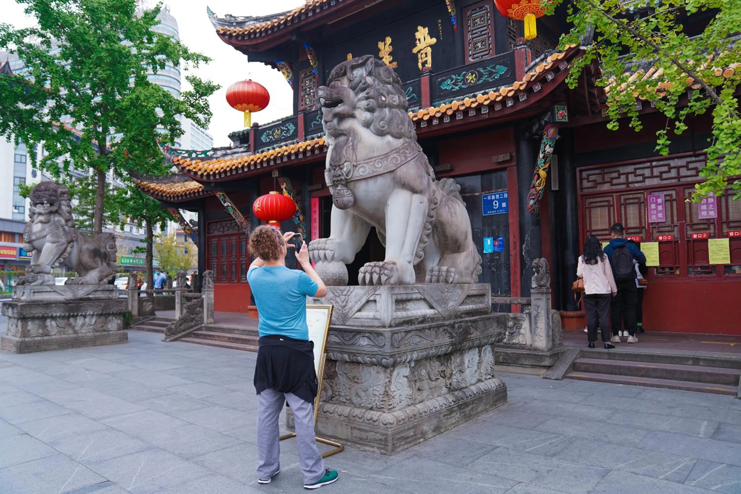 Hiking in Chengdu Flipflop Hostel Poshpacker (Chunxi Road Metro Station)