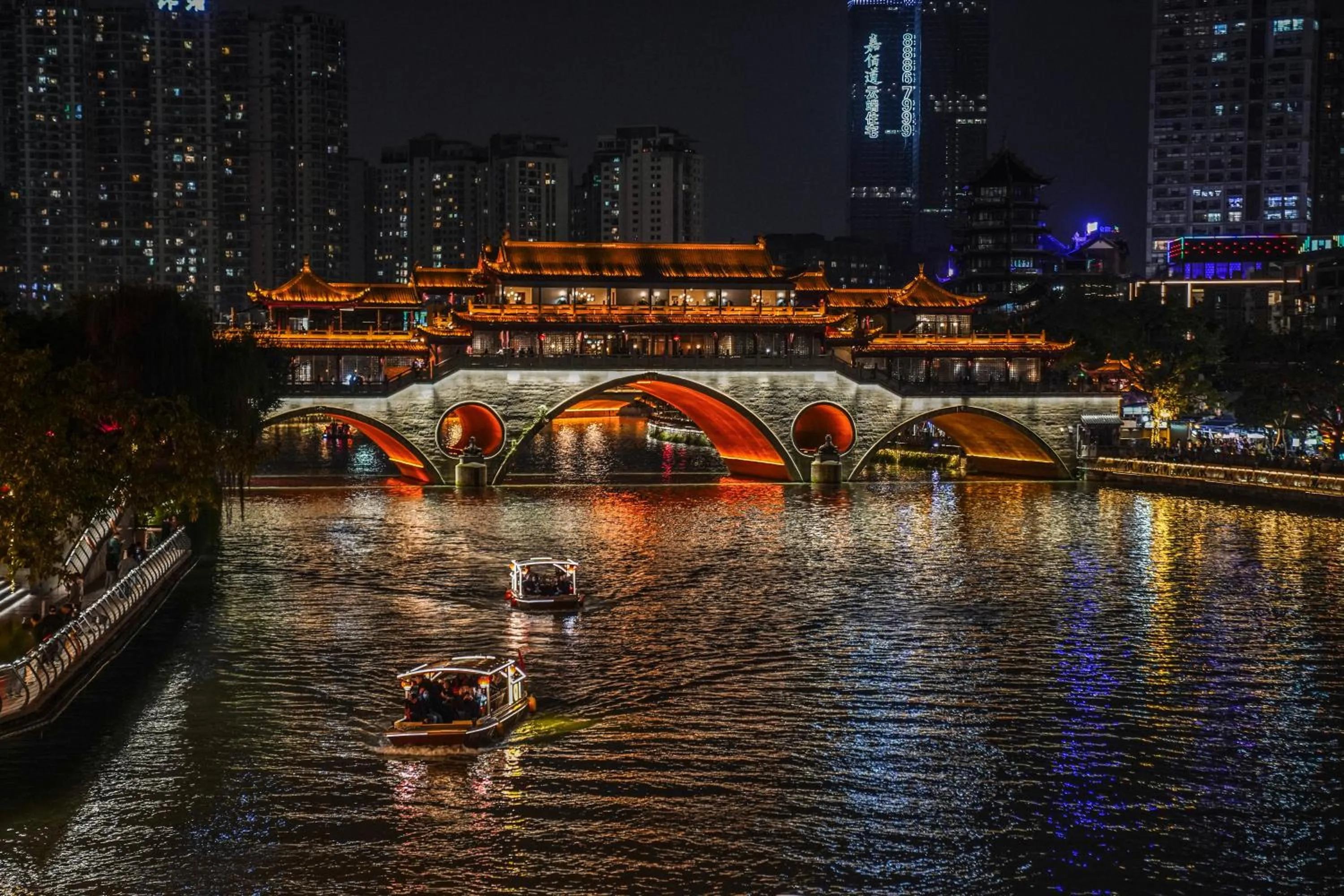 Hiking in Chengdu Flipflop Hostel Poshpacker (Chunxi Road Metro Station)