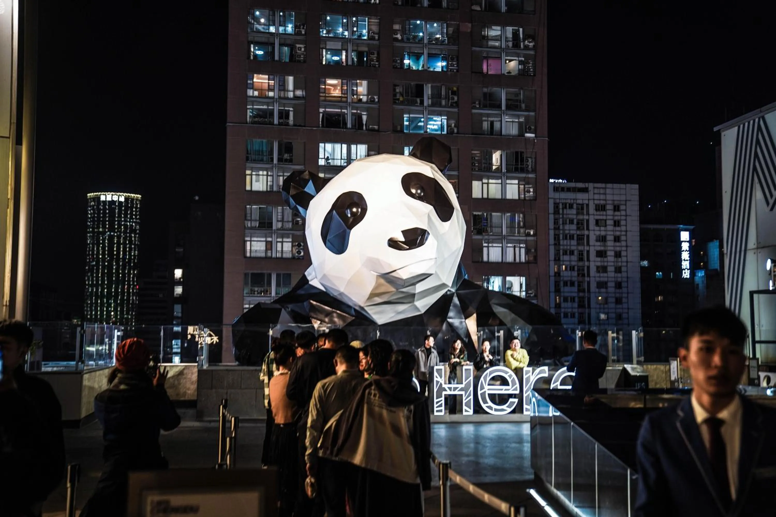 Hiking in Chengdu Flipflop Hostel Poshpacker (Chunxi Road Metro Station)