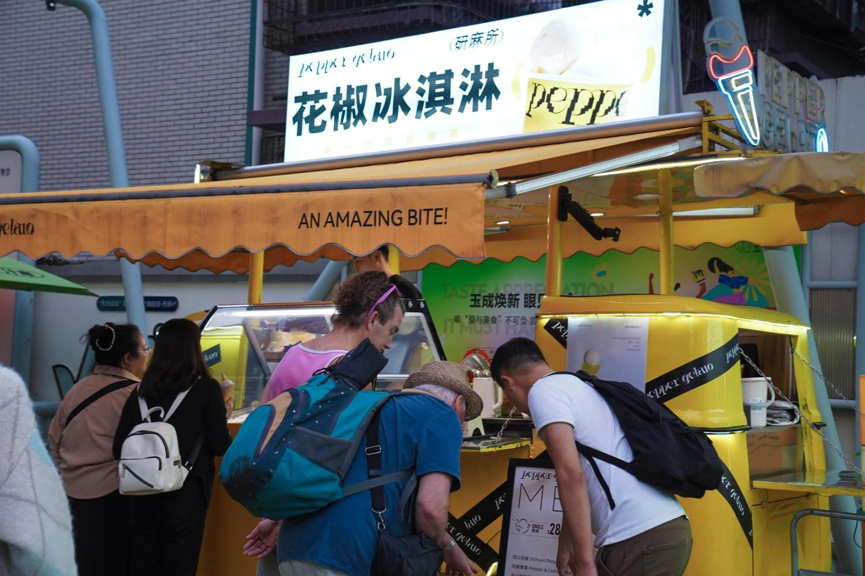 Hiking in Chengdu Flipflop Hostel Poshpacker (Chunxi Road Metro Station)