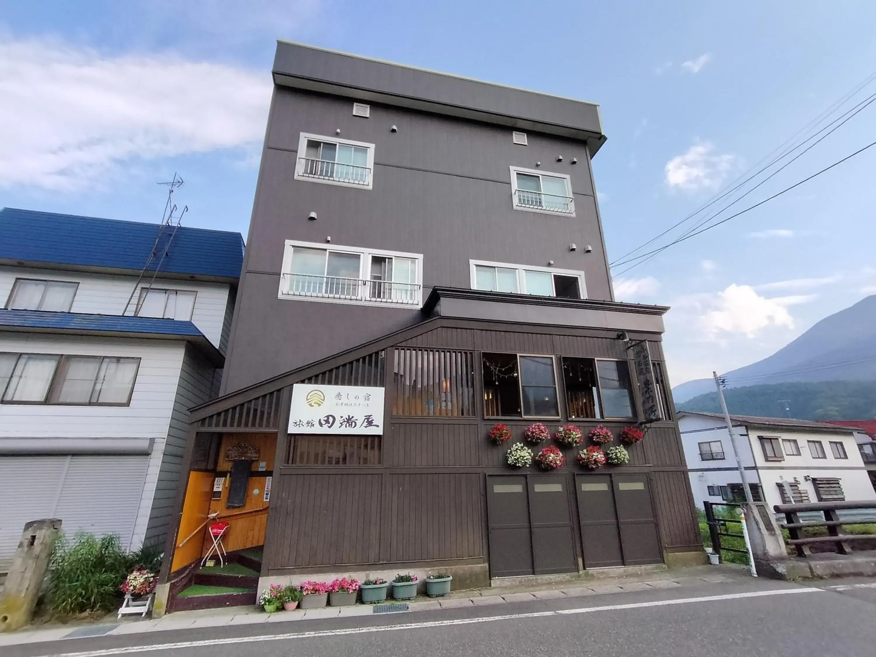 Property building in Tabataya Property building in Tabataya