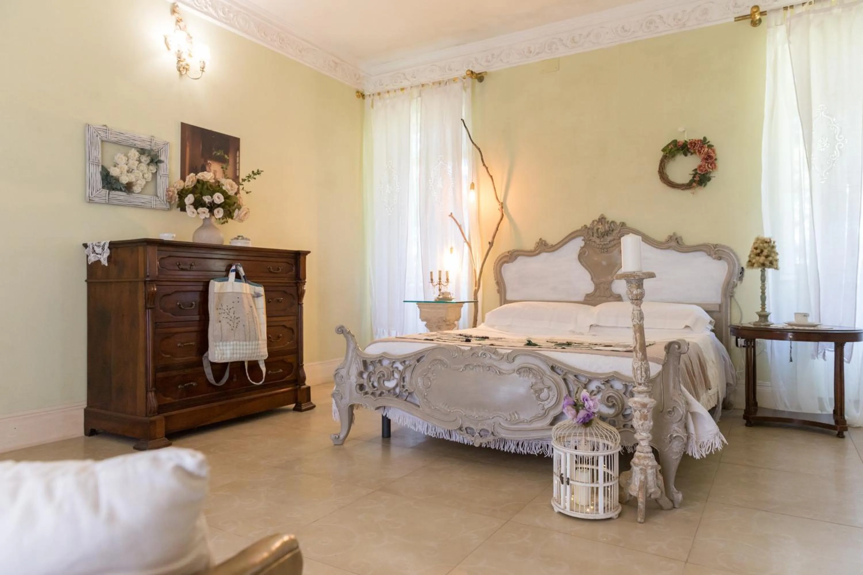 Photo of the whole room, Bed in filobrocante