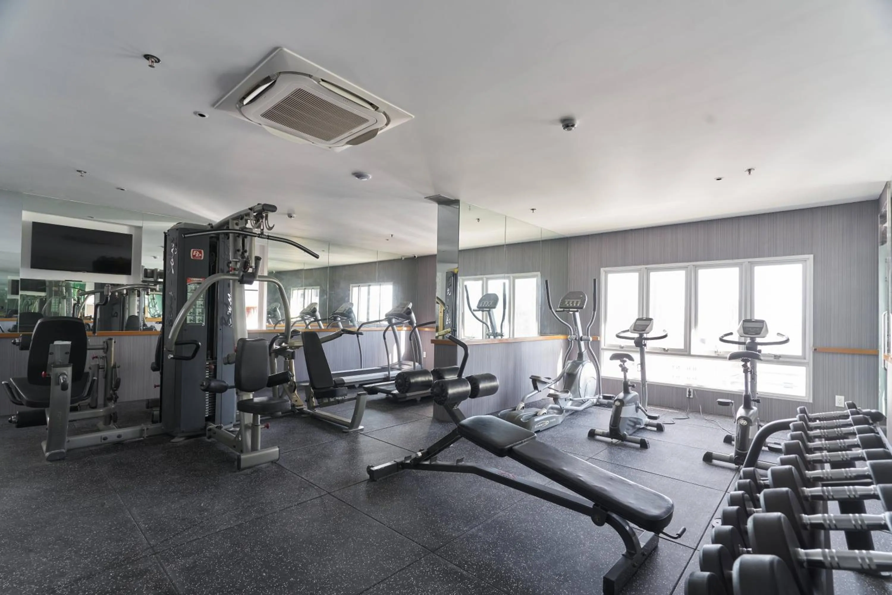 Fitness centre/facilities in Silverland Mây Hotel