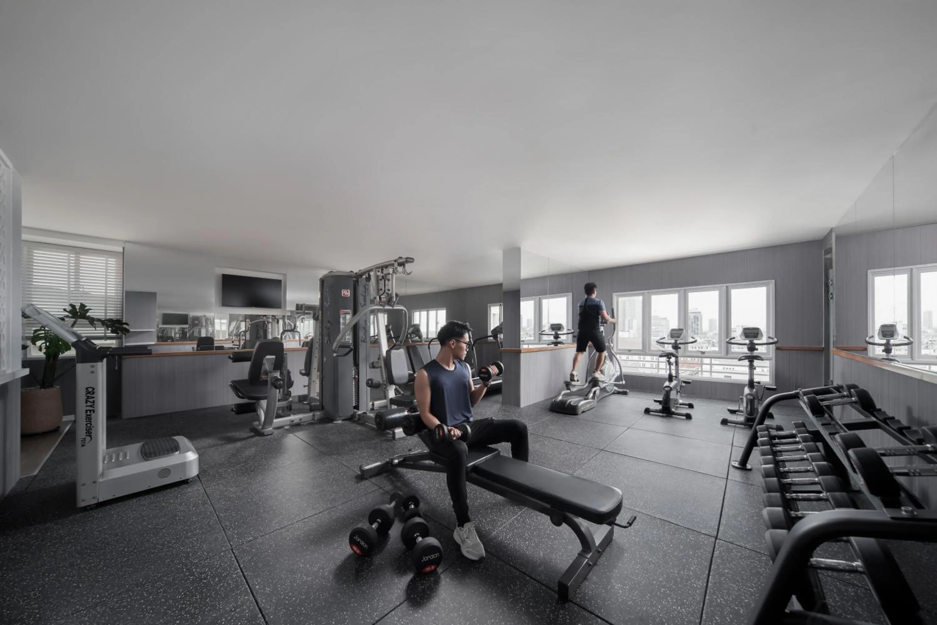 Fitness centre/facilities in Silverland Mây Hotel