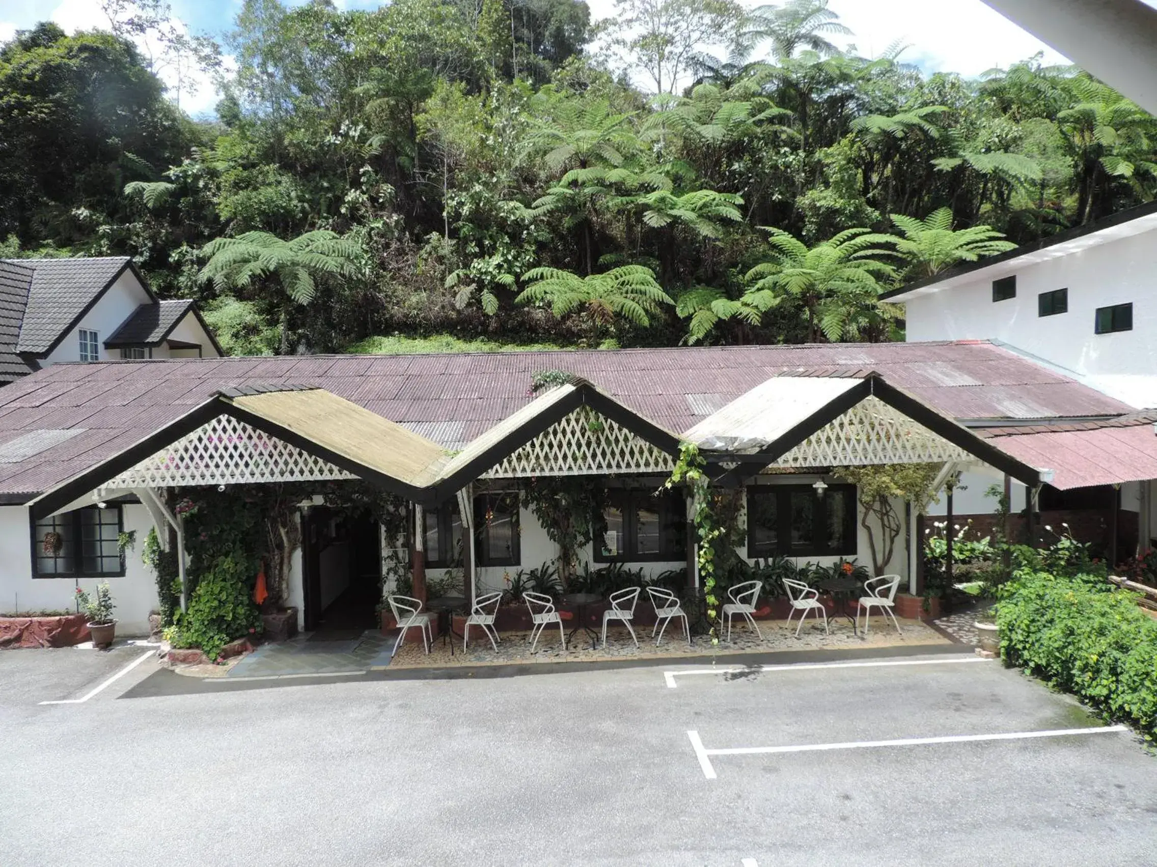 Property building in Cameronian Inn Property building in Cameronian Inn