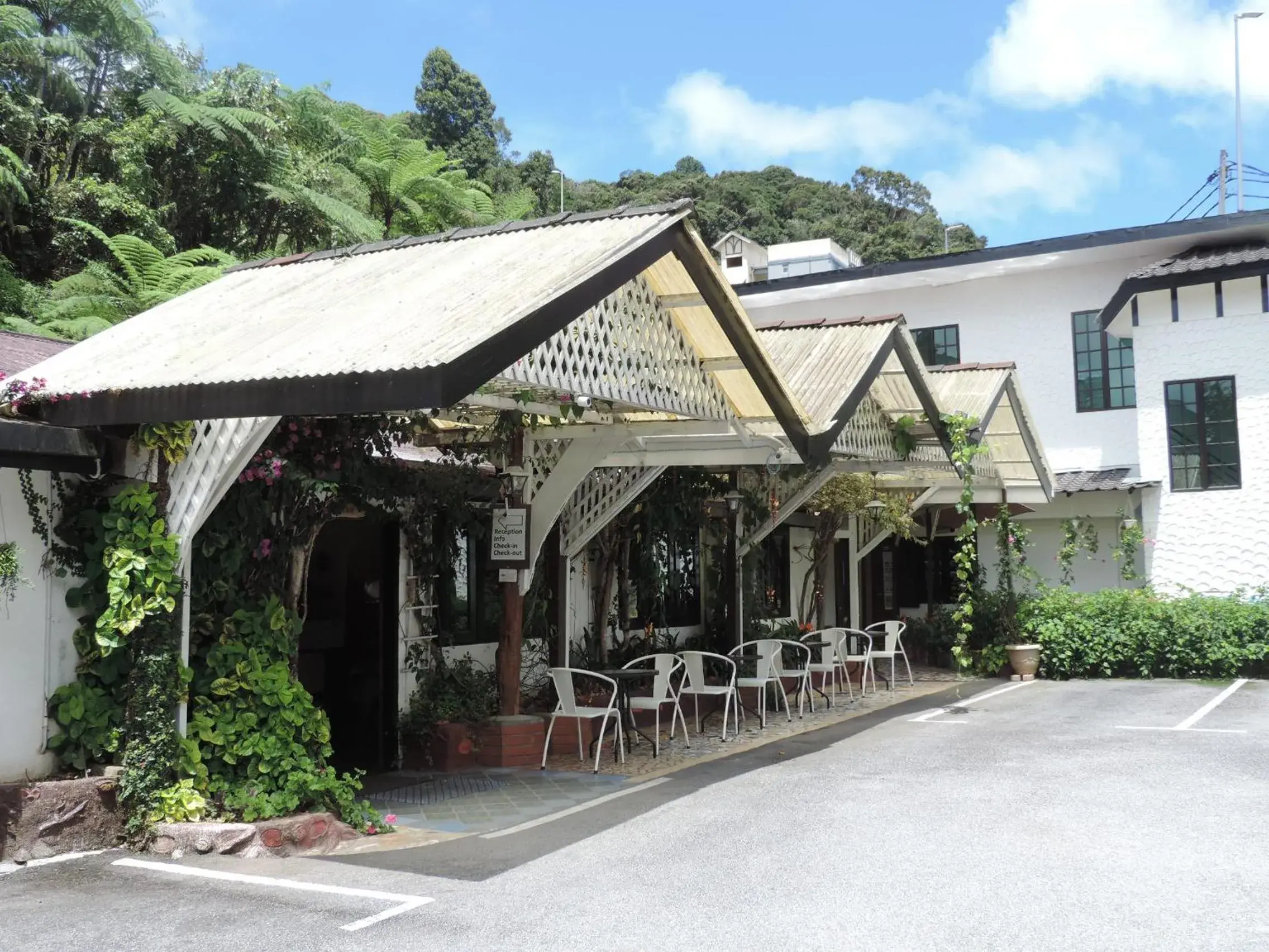Property building in Cameronian Inn Property building in Cameronian Inn