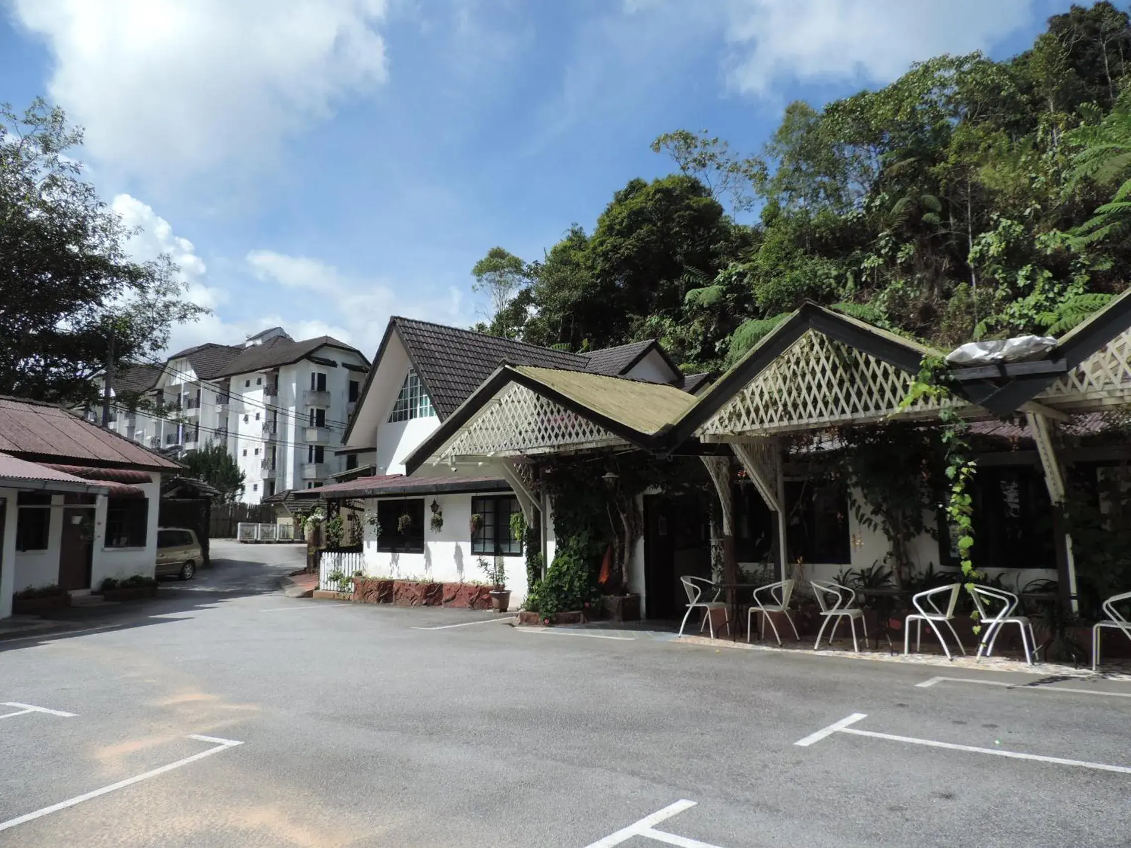 Property building in Cameronian Inn Property building in Cameronian Inn