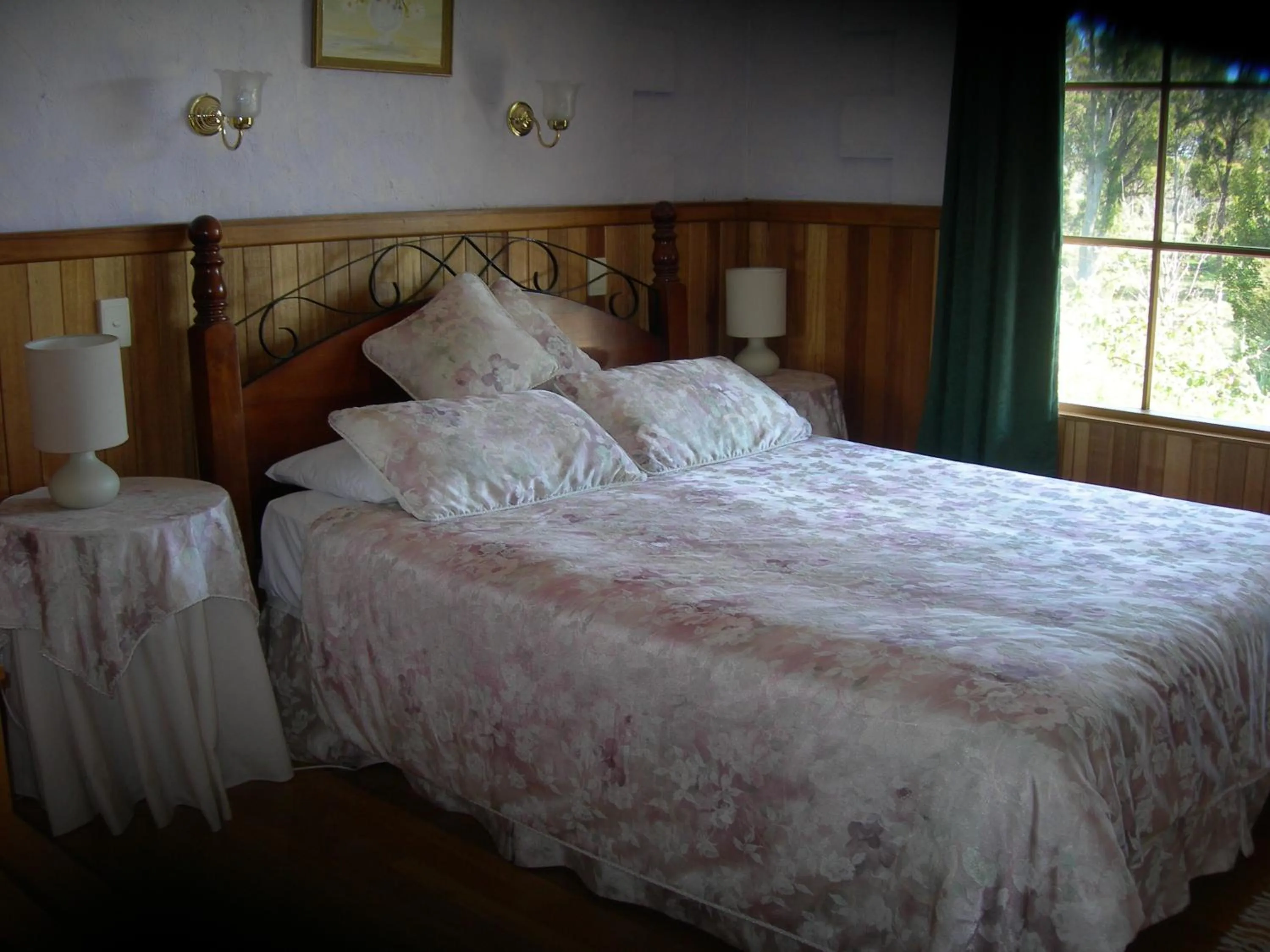 Bed in Platypus Park Country Retreat