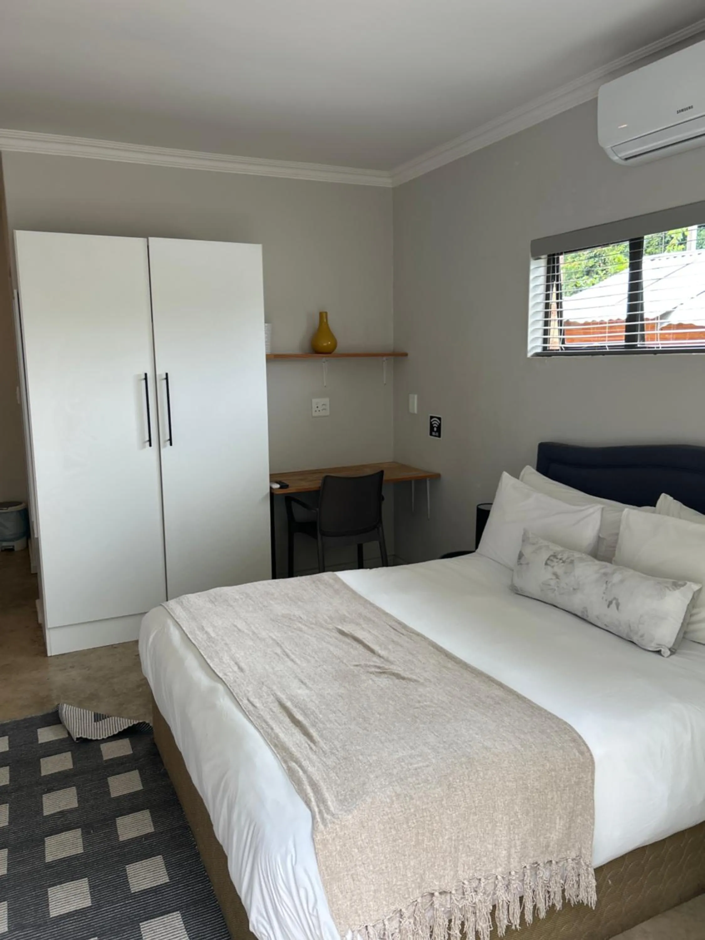 Bed in Hillsview, Roodepoort