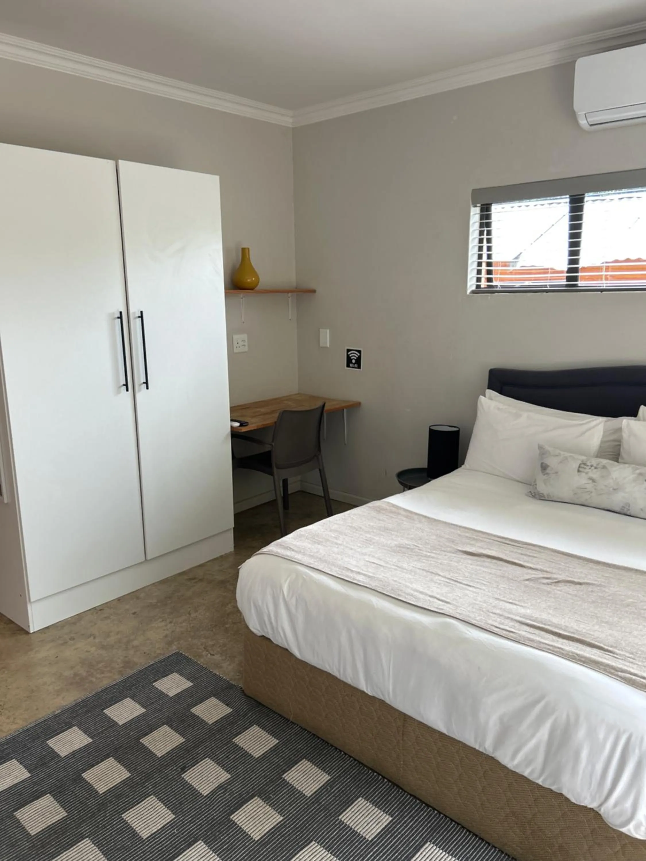 Bed in Hillsview, Roodepoort