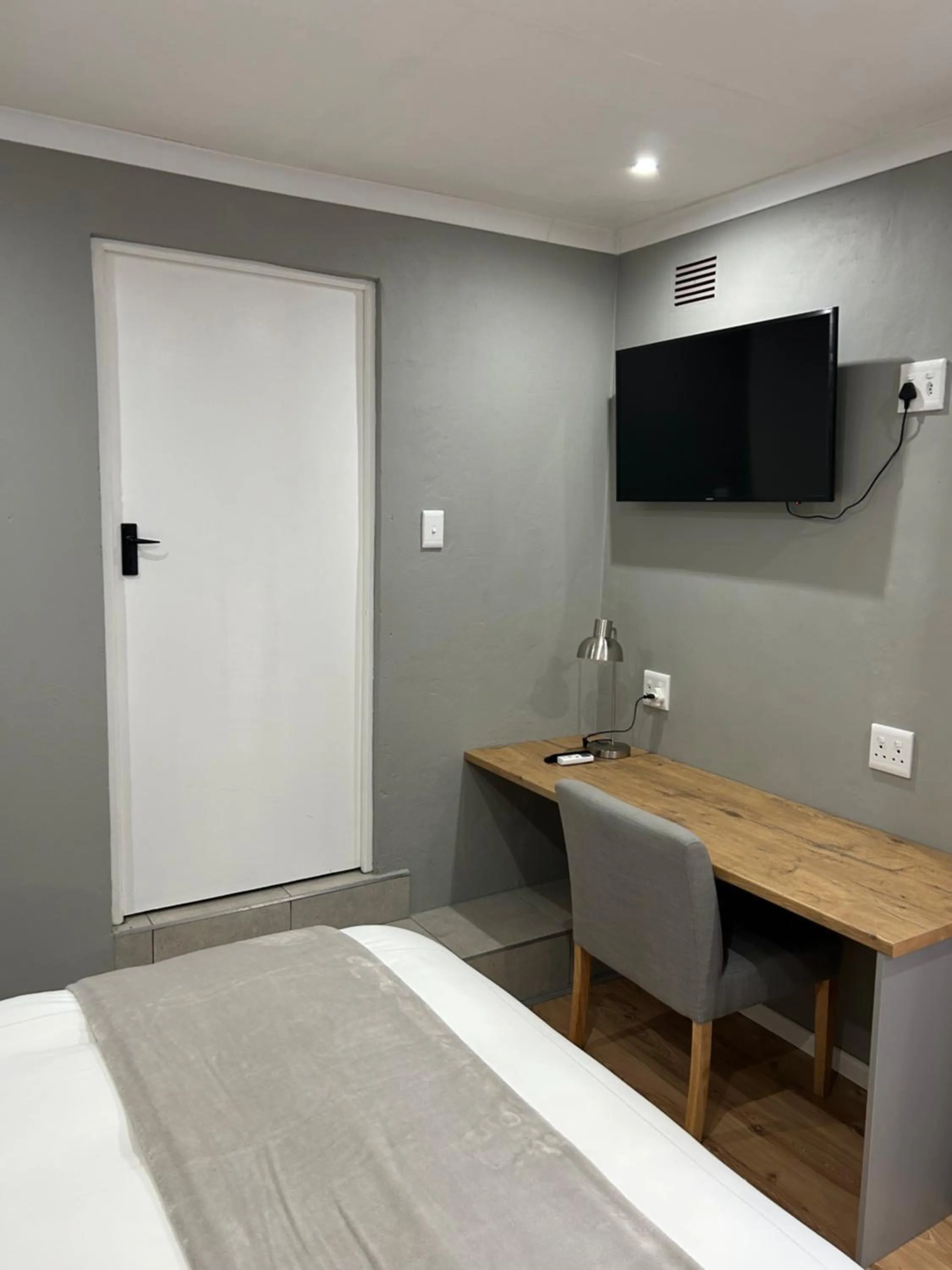 Bed in Hillsview, Roodepoort