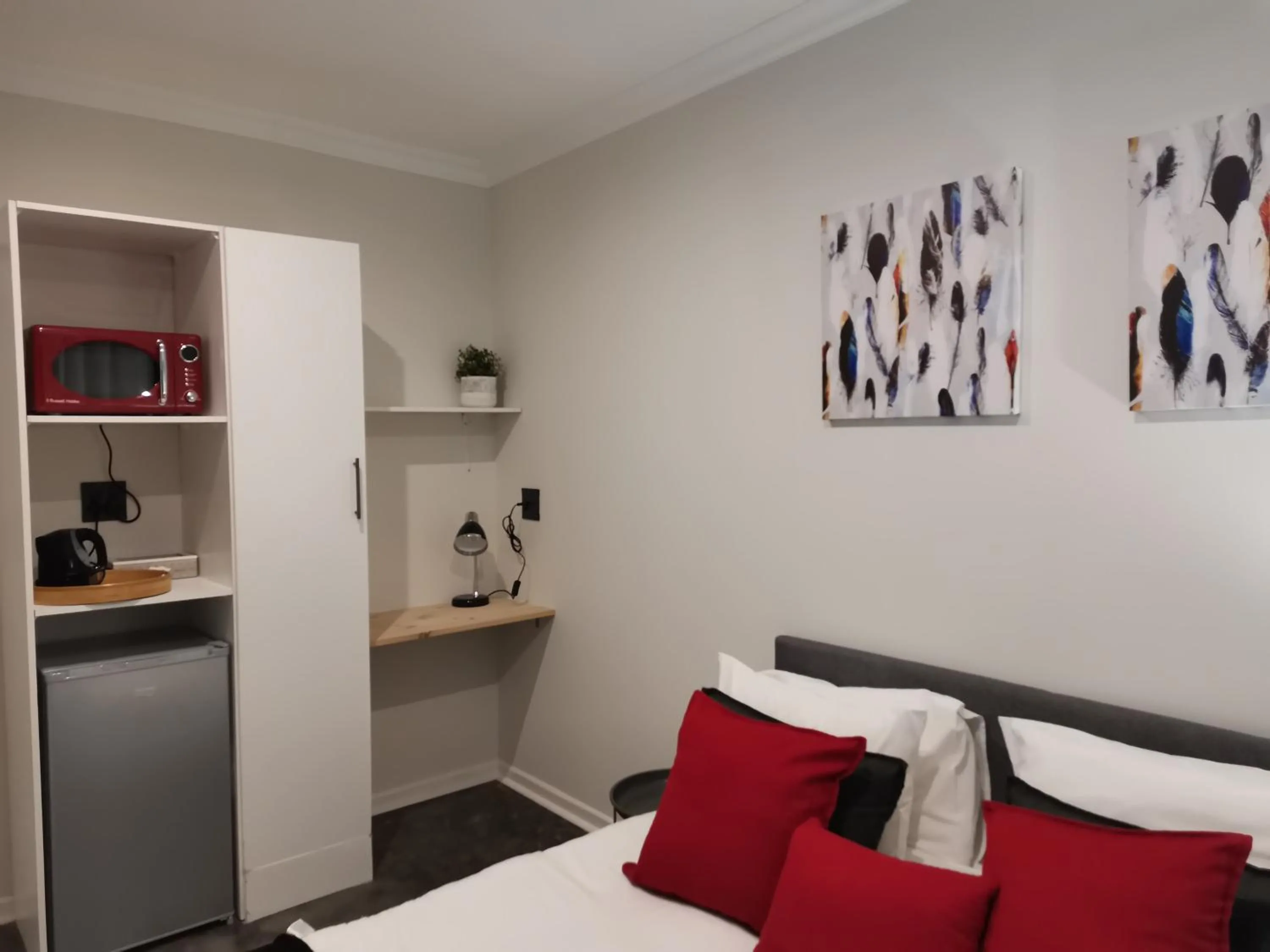 Bed in Hillsview, Roodepoort