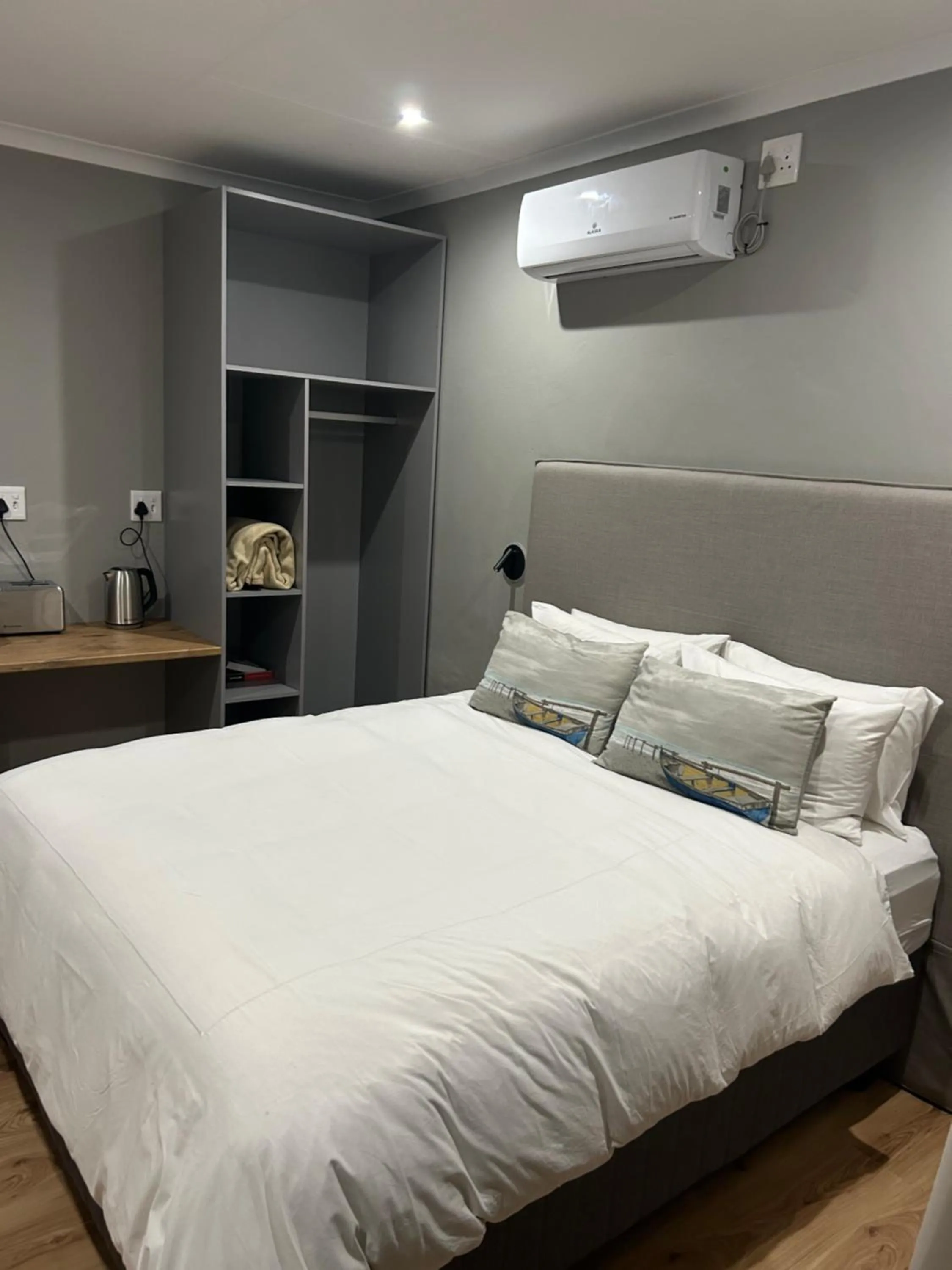 Bed in Hillsview, Roodepoort